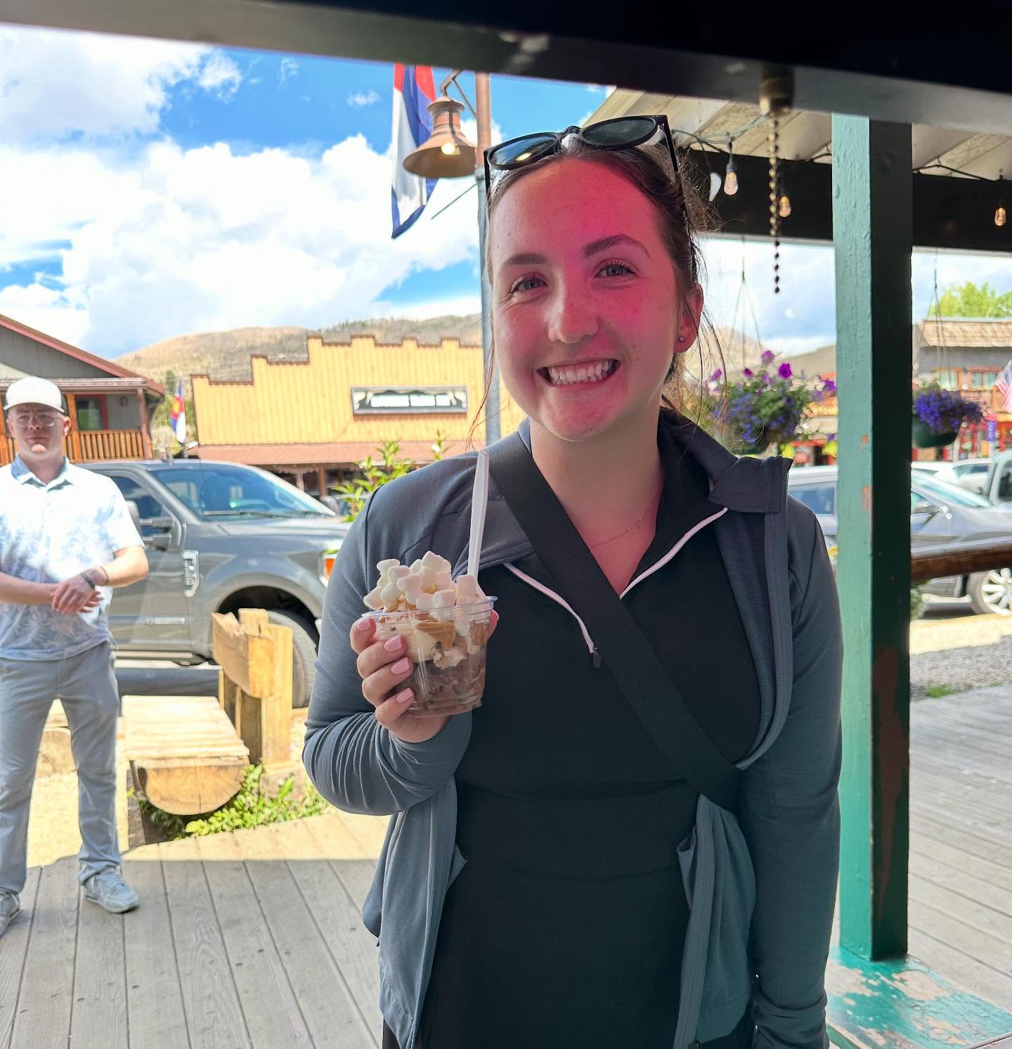 AHHHH WORK BESTIE AUBREE FINALLY VISITED THIS SEASON! ๐ฆ soooo excited! She graduated college and is off at her big girl job, miss her so much! ๐๐