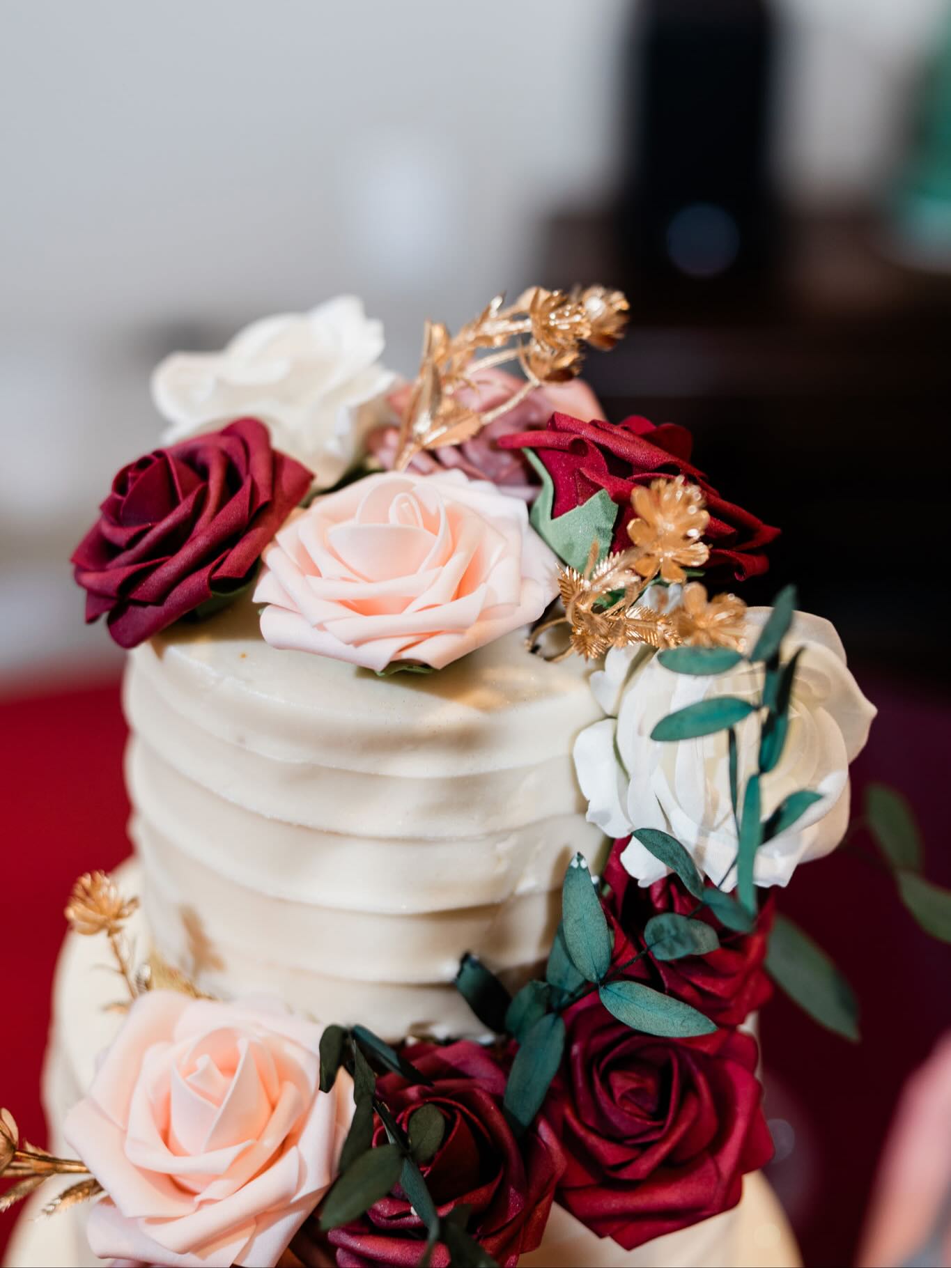 Can we get a moment for this cake? 🙌
Let’s be real, wedding cakes cost A LOT.
So how did this budget savvy, diy bride save a ton of money without sacrificing her dream wedding cake? She opted for a simply designed cake from the baker and coordinated with us to use extra florals and greenery from her big day to jazz it up! We came prepared, having set aside extra clippings and some coffee straws to cover the stems so they were food safe. We left the baggies of clippings with her day of coordinator and they handled the rest. It was a low cost, low hassle solution that yielded beautiful results!
Be sure to check out our website to learn more about how we can work with you to pull off the wedding of your dreams within the budget of your dreams!
#diybride #budgetsavvybride #weddingcake #wedding #florals #weddingflorist