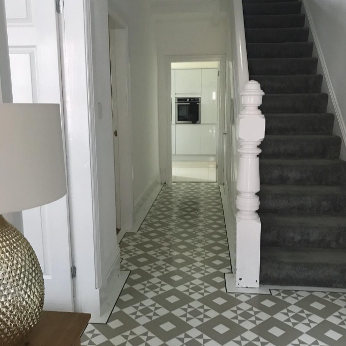 This is what hallway dreams are made of in my lovely client's stunning home. I love cleaning it and making everything look perfect! 🧽✨