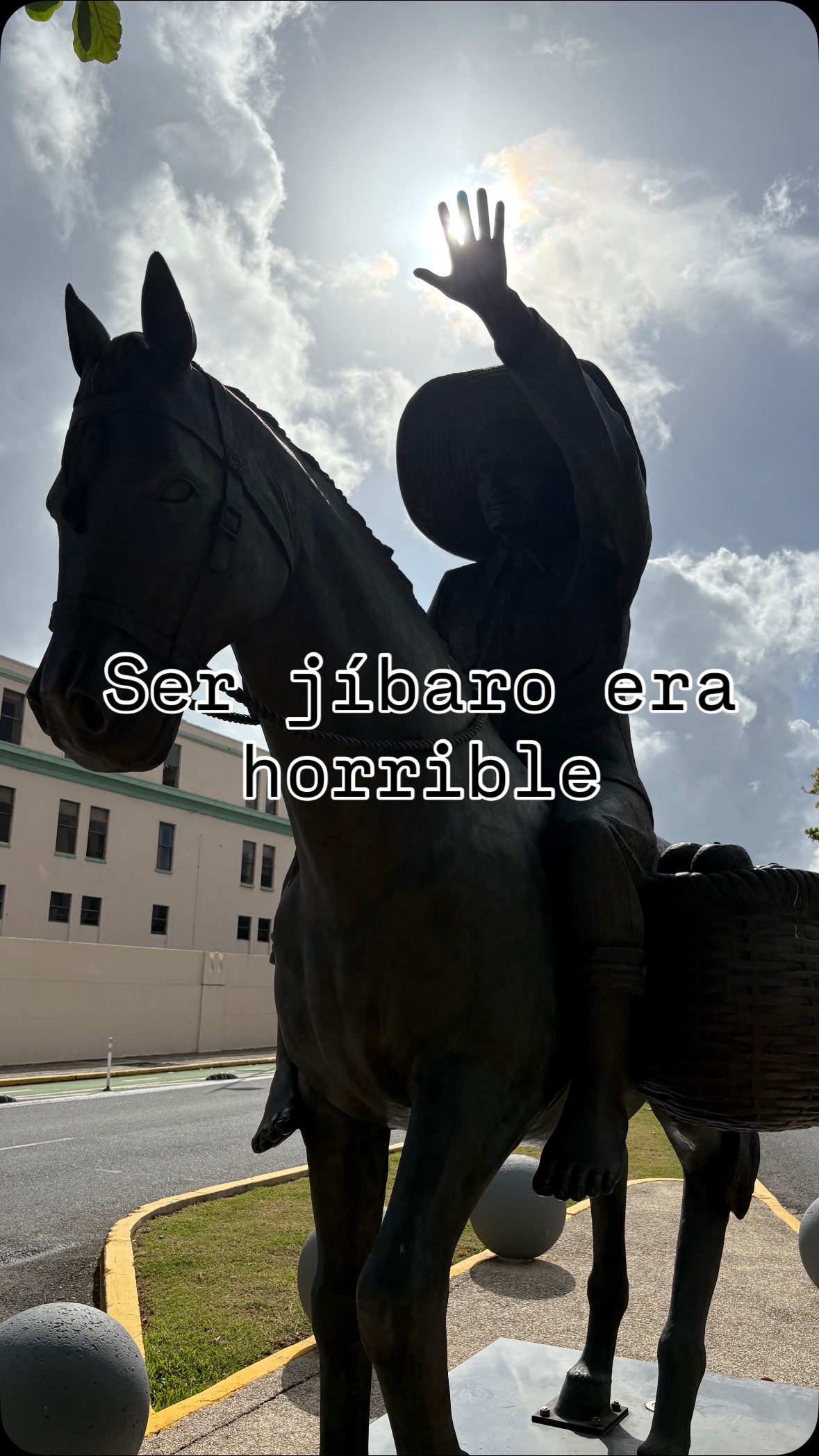 ✨ ¿Sabías que detrás del Monumento al Jíbaro Puertorriqueño se esconde una de las realidades más duras de nuestra historia?
Rafael Hernández Marín lo plasmó en su canción “Lamento Borincano” y esta obra lo inmortaliza: cuando el esfuerzo no bastaba y la miseria era el pan de cada día.
Hoy, el jíbaro sigue vivo, aunque cambió la pava por gorras, la yegua por carros y la cosecha por conocimiento. 🙌🏽
🎨 Episodio #3 de Arte en San Juan
#ArteEnSanJuan #HistoriaDePuertoRico #JíbaroBoricua #CulturaPR #LamentoBorincano