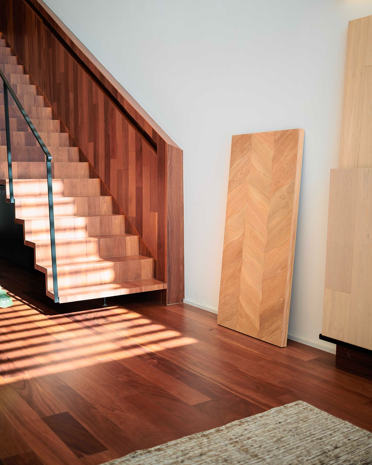 No quarto e último dia do DW! Tour BC, o CasaHall reuniu arte, design e experiências encerando a semana de deisgn.
O dia começou com o DW! Talks – Futuros em Construção, com designes catarinenses. Durante a programação, a Oriente-se Tapetes promoveu oficinas de tapeçaria, a SMEG agitou a sexta com o coffee party e apresentou a Collab com a Dolce & Gabbana, e a Galeria Haiko apresentou lançamentos que aproximam arte e design.
Na sequência, o DW! Talks – Do Objeto à Cidade, com Celso Rayol e Rodrigo Ohtake, encerrando os painéis do DW! Talks. A Organne ainda recebeu Karin Brenner para o talk Fotografia de arquitetura em sua loja, a Artefacto abriu as portas para um pós-talk com café e visita à mostra Viver com Arte, e a Portobello Shop finalizou com a palestra de Giovanni Bonetti – A Cidade e o Mar.
O DW! Tour BC se encerra no Casahall, mas o CasaHall segue como um hub de arte, design, criação e inovação.
📸 @abdalaprodutora