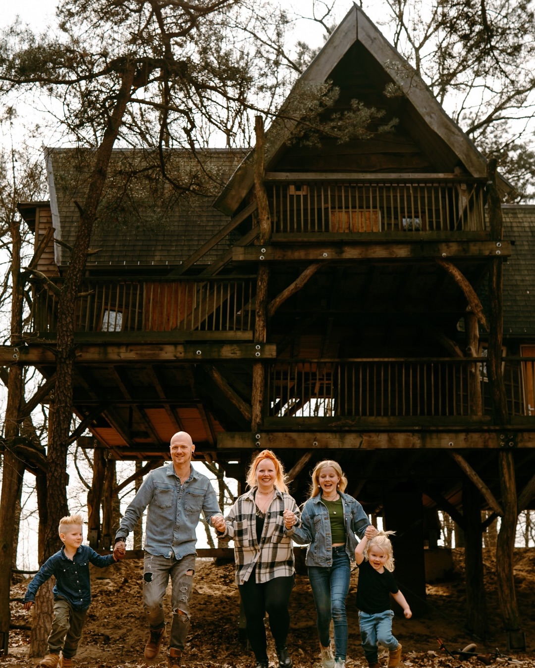 Family ✨
Geen perfecte plaatjes, maar een herinnering aan hoe het was. De tijd gaat zo snel en je ziet je kindjes voor je ogen veranderen. Twee keer knipperen en ze gaan naar school. Nog drie keer knipperen en je hoeft ze niet meer uit te zwaaien. Herinneringen maken met je kids is zo kostbaar en hoe leuk als je daar voor altijd een aandenken aan hebt!
Wist je dat je bij mijn grote familie pakket altijd een verrassingsalbum krijgt? Zo mega leuk om nog jaren lang door de herinnering heen te kunnen bladeren waardoor ook de kids hem nooit meer vergeten 🤎
Mag ik met jou mee herinneringen maken? Stuur me een berichtje en dan bespreken we de mogelijkheden 🤗