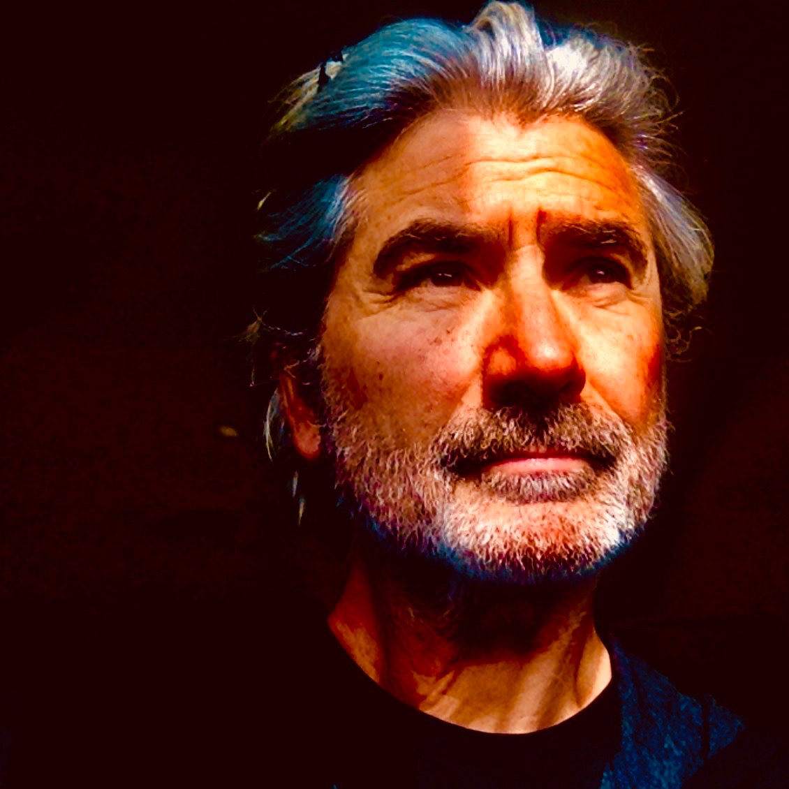 Zwischen den Welten. Herkunftsland oder Zufluchtsort. Heimat. Nest und Behausung. Lebensraum. Erdscholle auf triftenden Kontinenten. Im Schwellenraum zwischen Himmel und Erde. Geborgenheit und Unbehagen. Fließende Identitäten. Zwischenwelt.