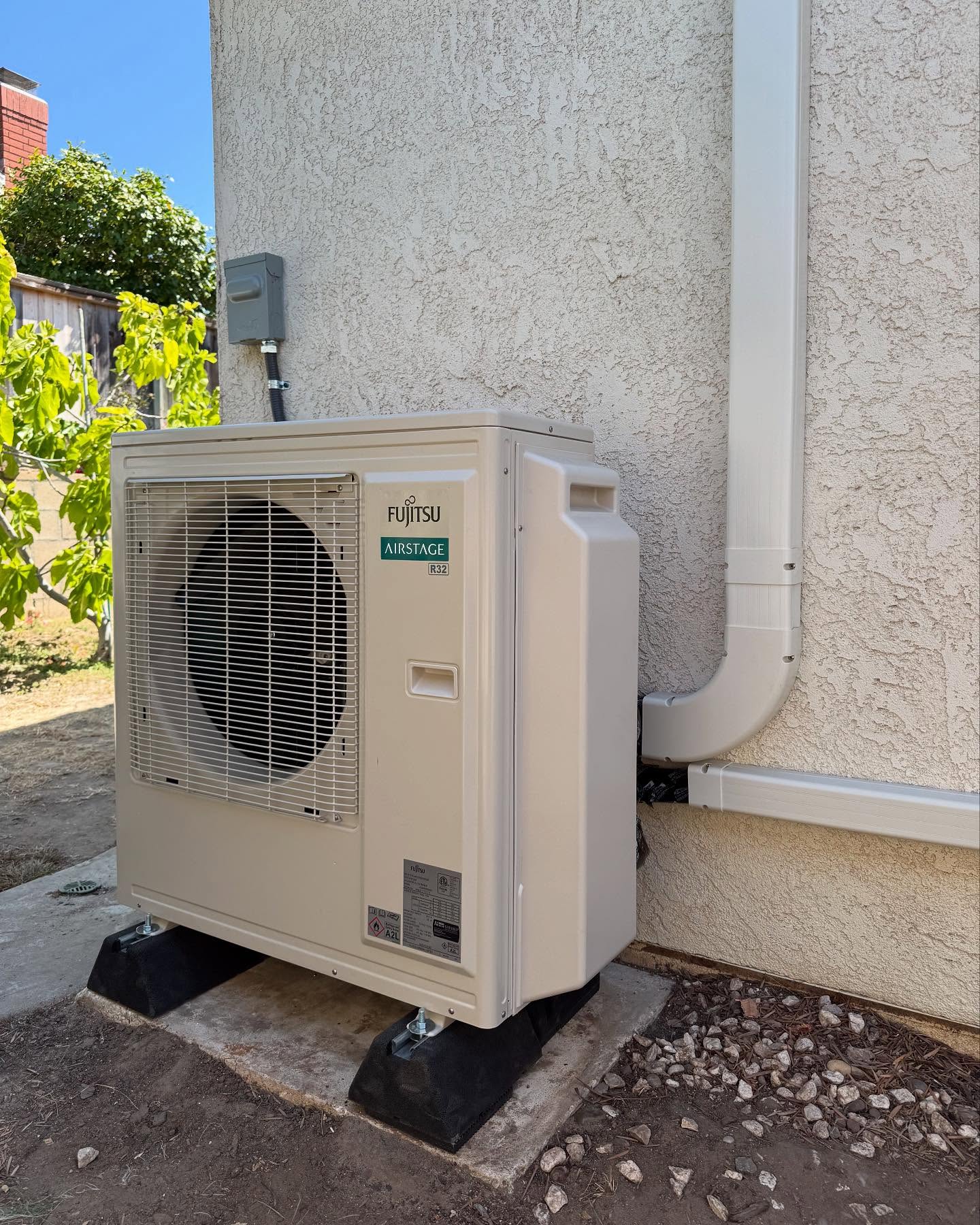 36k BTU 3-zone wall mounted Fujitsu R32 newest generation mini split AC and heat pump system install in a charming Dana Point house #fujitsu #ductless #minisplit #ac #heatpump #hvactech #hvacinstall #hvacreplacement #hvaclife #california #orangecounty #danapoint
