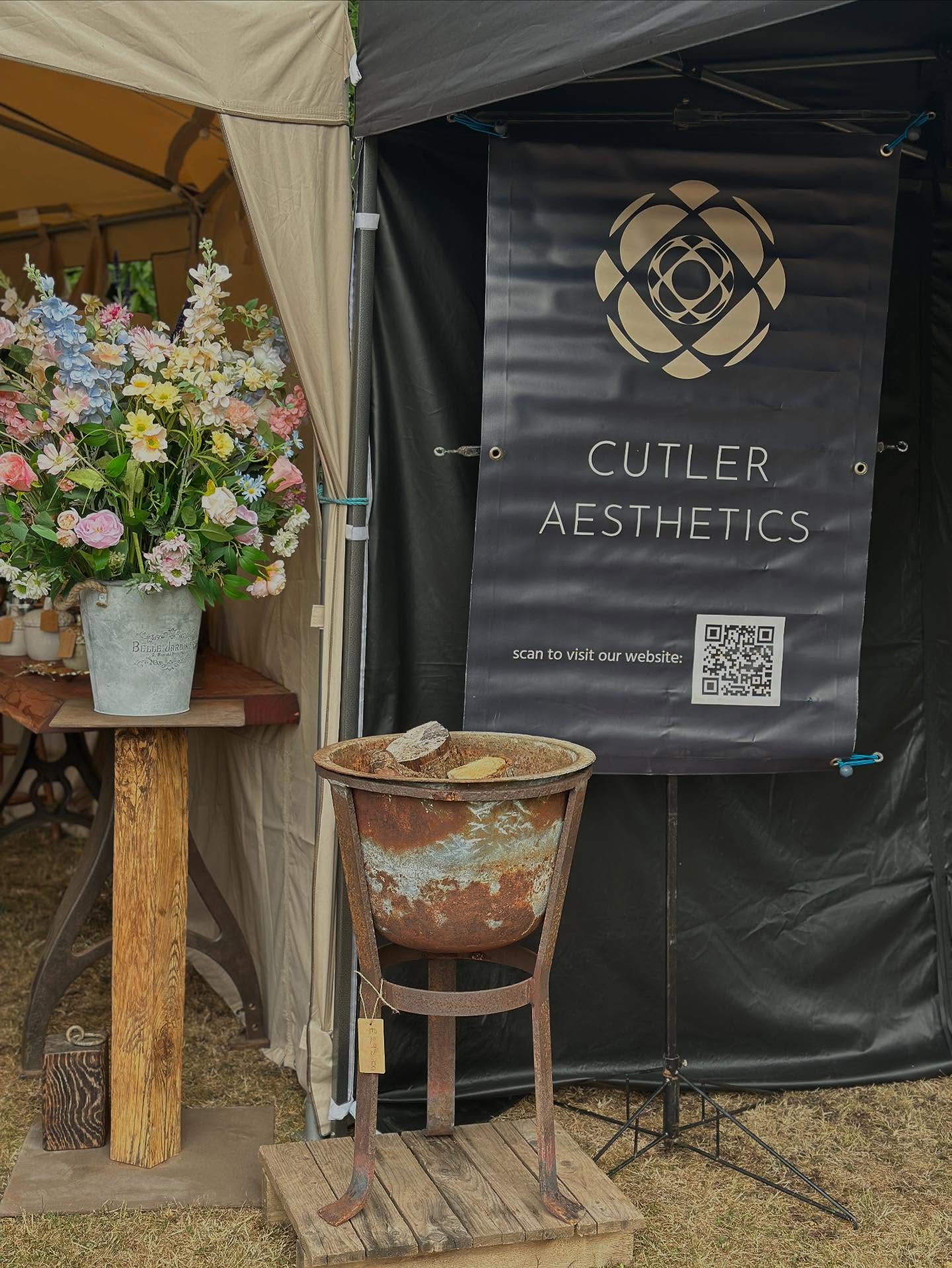 We are Open for our weekend at @stock_gaylard @oakfair1 !!! Make sure you come along and enjoy the amazing craftspeople and delicious food!!! Fun for all the family with demonstrations. We look forward to seeing you!!
#dorset #country #countryshow #oak #art #design #southwest #sculpture #decor #dรฉcor