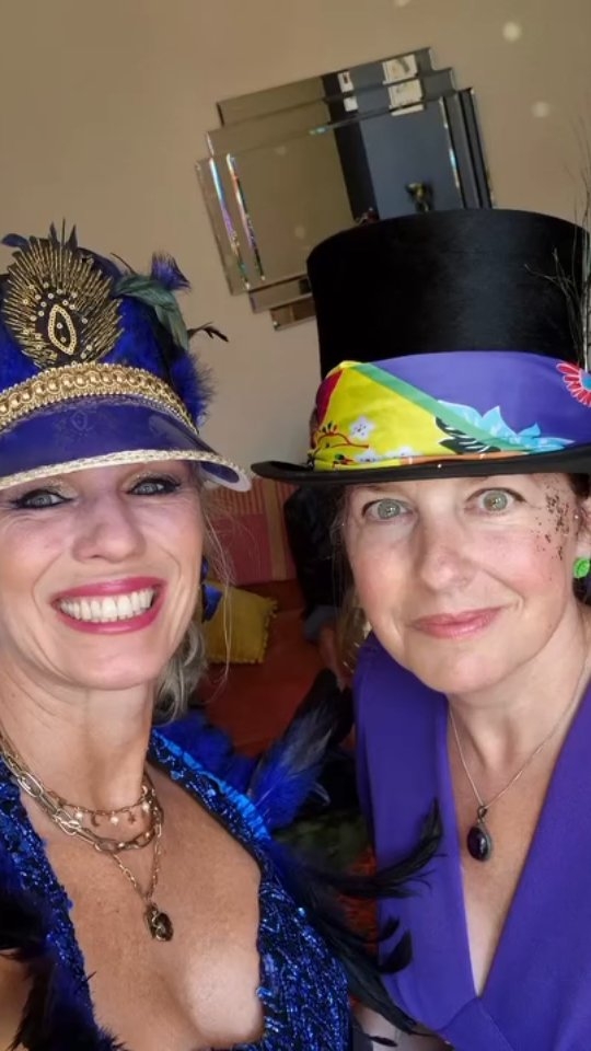 Birthday shenanigans with @riseupwithsara and friends.
Carnival vibes on the beach
Delicious food, epic outfits, gentle music, sunshine.
Glorious!