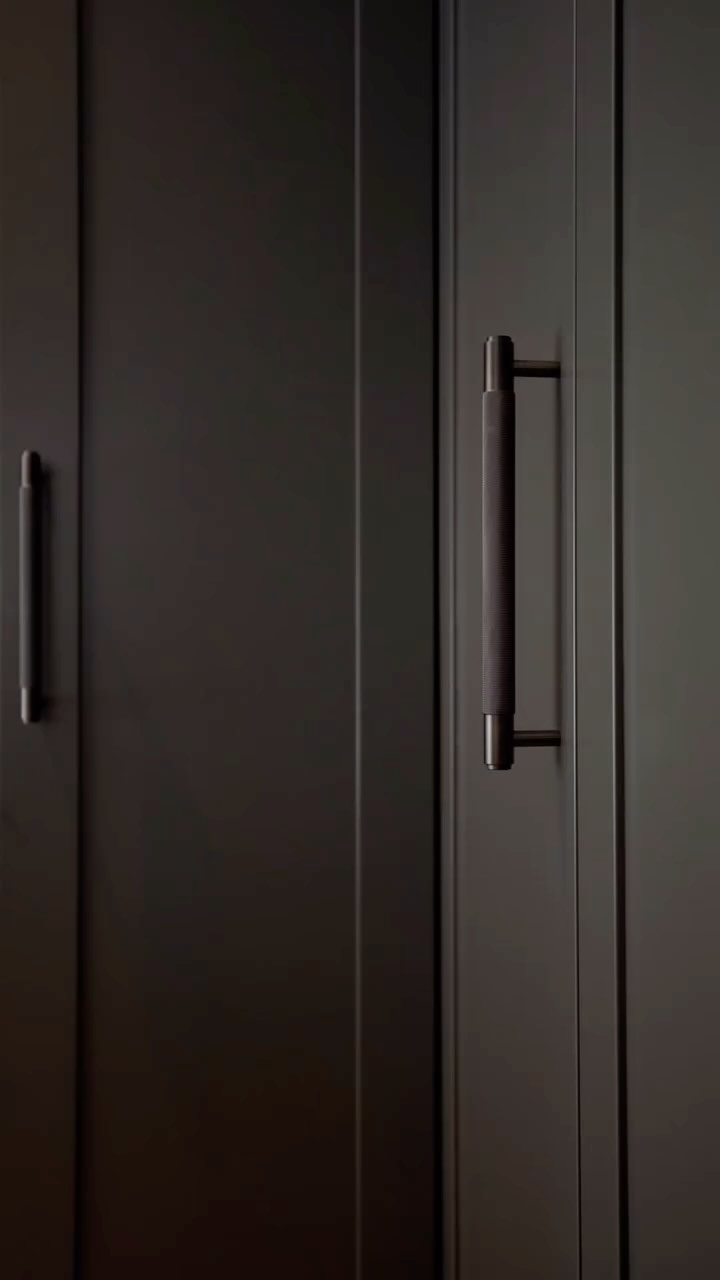 Maßgeschneidert in Holz und Leder.
Diese Ankleide verbindet Stauraum, Stil und Struktur auf höchstem Niveau.
Mit feinsten Materialien, durchdachter Beleuchtung und eleganten Details entsteht ein Raum, der Funktion und Ästhetik meisterhaft vereint.
#ankleide #interiordesign #maßarbeit #holzliebe #designhighlights #wohninspiration #interiorgoal #feinedetails #holzhochzwei