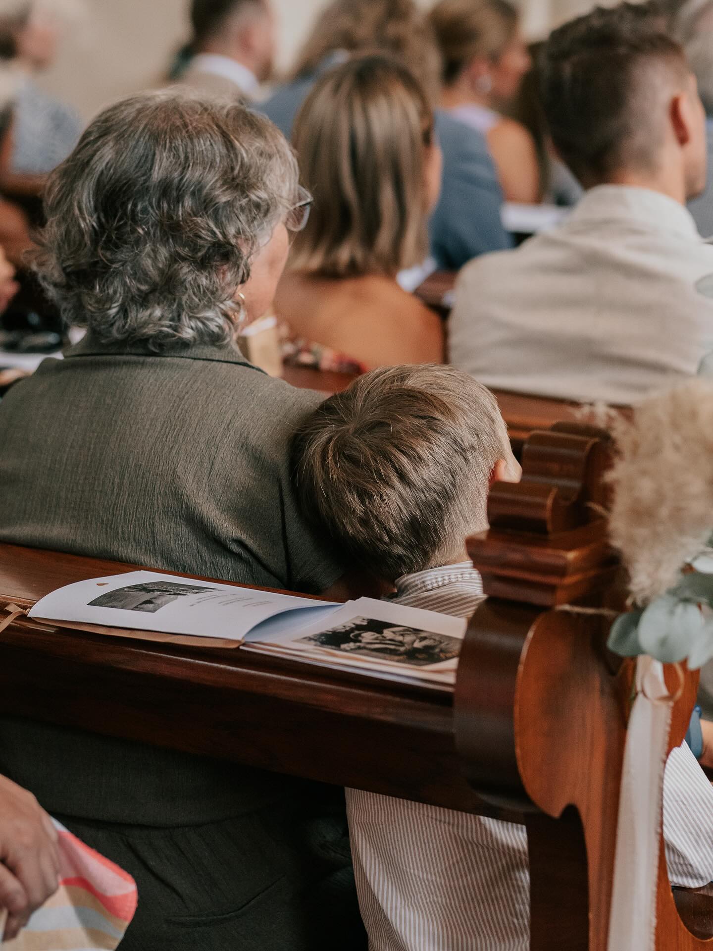 Manchmal sind es nicht die großen Programmpunkte, die uns am meisten im Herzen bleiben – sondern die winzigen Augenblicke dazwischen. ✨ Ein spontanes Lachen, ein vertrauter Blick, die Hand, die sich ganz selbstverständlich in deine legt. Gerade an den „großen Tagen“ sind es diese kleinen Momente, die alles besonders machen und die Erinnerung tragen. 💫