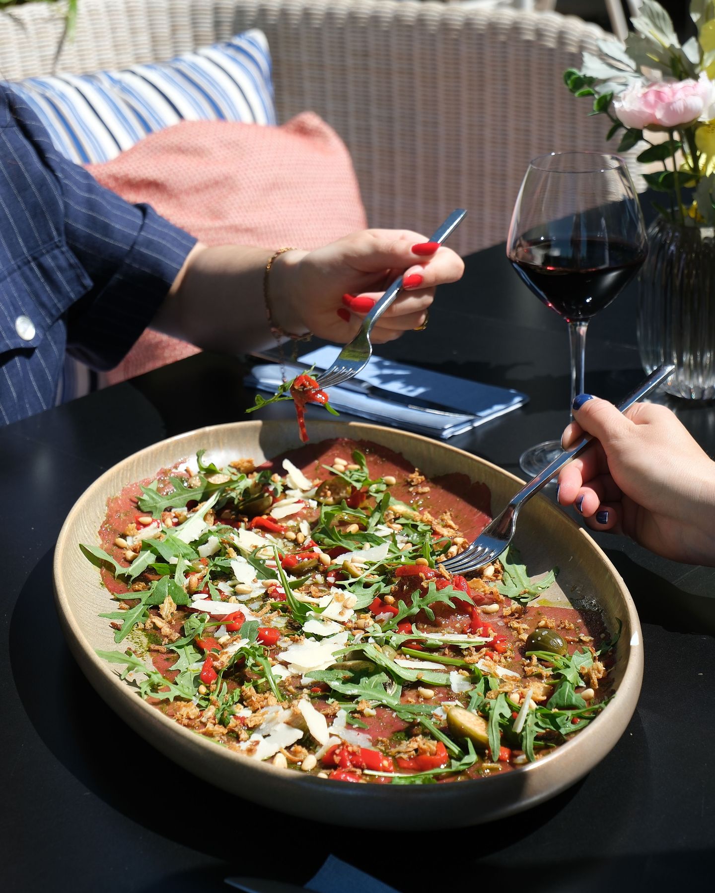 Carpaccio de bœuf à partager, éclats de saveurs et verre de rouge en terrasse, l’été comme on l’aime 🤗
*L'abus d'alcool est dangereux pour la santé, à consommer avec modération