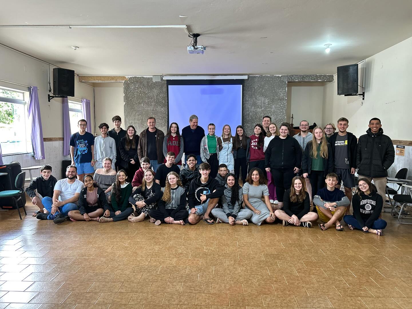 Estudantes da ADL vivenciam formação em música e tecnologia
Nos dias 18, 19 e 20 de agosto, estudantes da ADL participaram de uma formação especial em música e tecnologia com Holf Harm Hinrichs, engenheiro elétrico e mestre em informática.
A programação conectou teoria musical, princípios físicos e recursos digitais. Entre os temas abordados estiveram: fundamentos dos instrumentos de sopro, com destaque para coluna de ar, harmônicos e funcionamento de trombone e pistos; orientações sobre armazenamento seguro de informações na nuvem com uso do Google Drive; introdução ao software MuseScore, incluindo instalação, criação e publicação de músicas; e práticas com a plataforma Flat.io, explorando digitação de partituras, importação e compartilhamento de conteúdos.
A estudante Deygleane Hackbart, do curso de Liderança Comunitária, destacou a relevância do aprendizado:“Foi a primeira vez que tive contato com o MuseScore. As explicações do Holf são metódicas e ajudarão muito nos meus estudos de música. Eu e os demais colegas aprendemos muito. Foi uma das melhores atividades do ano.”
A ADL agradece ao Holf pela dedicação e pelo entusiasmo compartilhado durante os três dias de atividades. Seu trabalho deixou sementes que certamente florescerão na trajetória formativa dos estudantes.