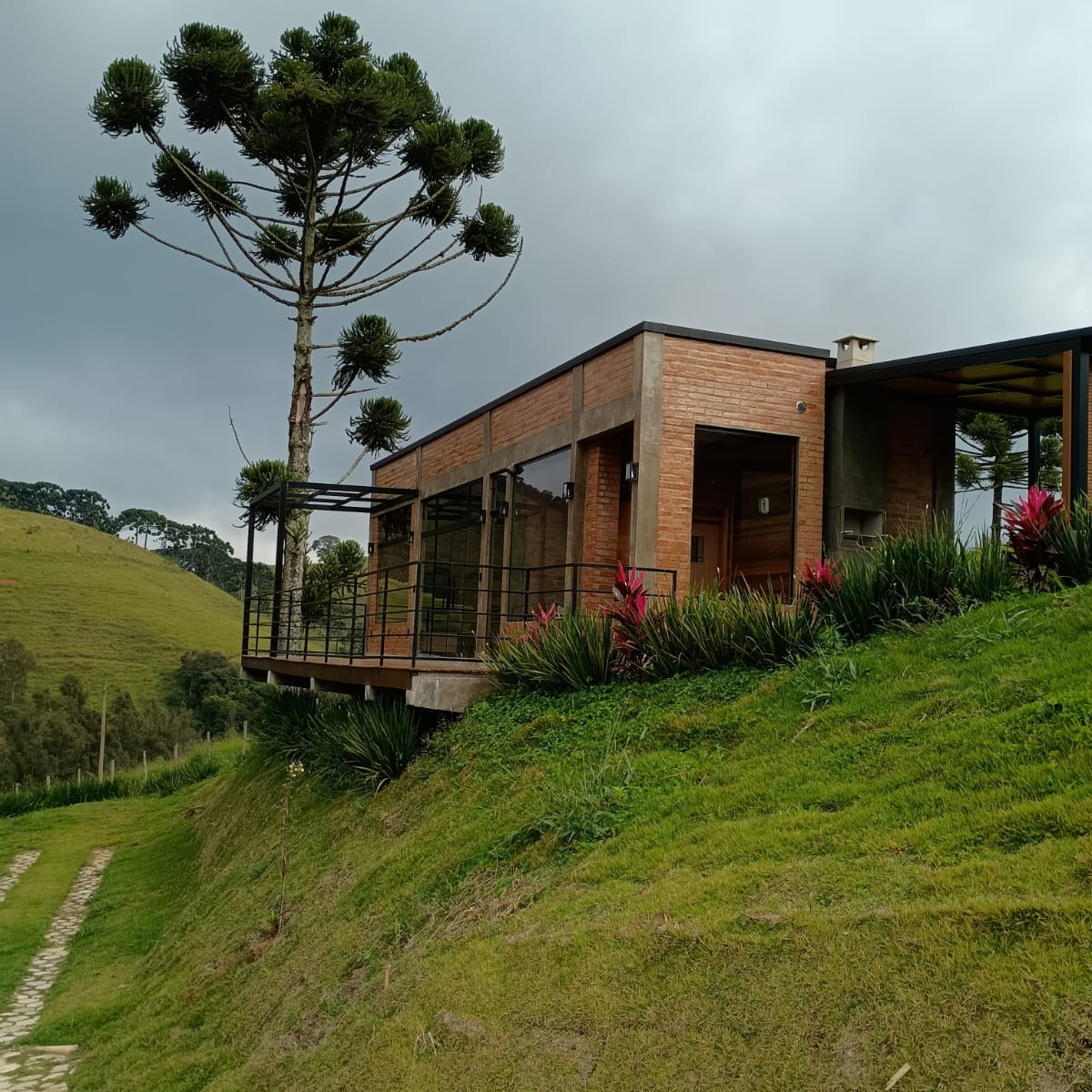 OPORTUNIDADE! ÁREA DE 2,04HA COM 3 CHALÉS PRONTOS EM DELFIM MOREIRA MG.
Oportunidade imperdível de investimento em Delfim Moreira MG, linda área de 2,04ha com toda infraestrutura e com 3 chalés já prontos para locação de temporada.
Metragem: 2,0424 ha
Entrada com portão automático com controle e wi-fi, cofre para chave, controle, portão individual
2 acessos internos com aproximadamente 500 metros totalmente bloquetados;
Poço artesiano e mina d'água cercada;
Wi-fi em toda a propriedade;
Terreno totalmente cercado;
5000 metros de área gramada, ao redor das casas com paisagismo, várias palmeiras, cercas vivas que separam as casas e araucárias;
Postes na extensão dos acessos das estradas internas com iluminação solar;
Platô de aproximadamente 450m²;
Terreno já possui 3 cháles com vista para as montanhas, aquecimento de água a gás, também preparado para elétrico e bombas periféricas para melhor vazão da água:
Chalé 1 feito em pau a pique com 50 m²
1 quarto, cozinha, 2 banheiros, depósito, varanda coberta;
Fogo de chão (possível expansão);
Chalé 2 com 140 m²:
Conceito aberto e estilo industrial;
Cozinha com armário planejado e bancada em mármore;
Espaço para sala de estar;
Quarto com janela panorâmica já com armário;
Banheiro com 2 duchas, banheira de imersão;
Sauna;
Espaço gourmet com ducha e churrasqueira, deck de madeira, calçada com pedra Miracema;
Área de serviço,
Estacionamento;
Ambiente já preparado para colocação de ar condicionado;
Chalé 3 com 121 m²:
Nos mesmos moldes da Casa Arbor porém já com ar condicionado, calefator, decorado, mobiliado e com fechadura eletrônica;
Já na plataforma Airbnb e Instagram