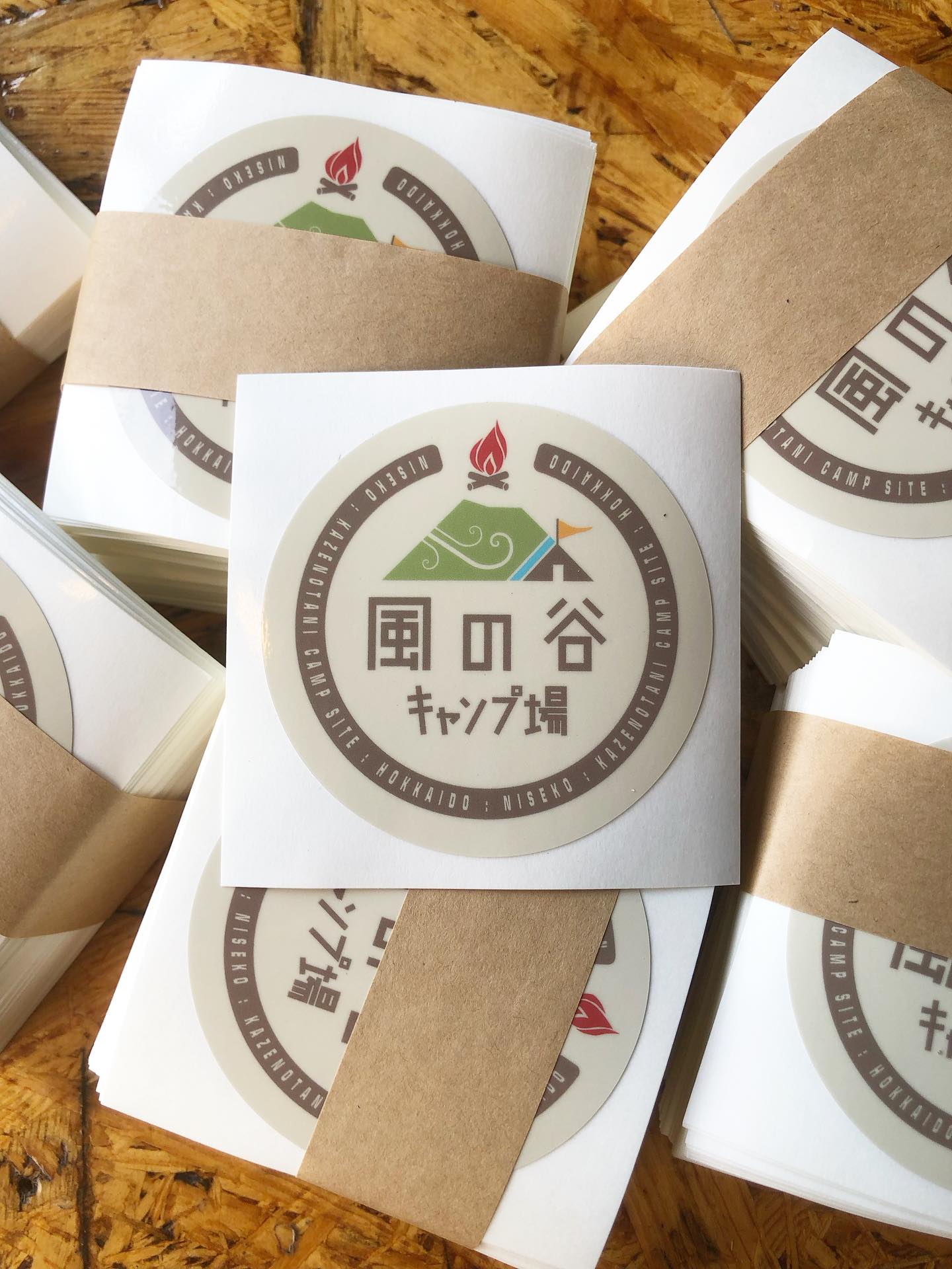 ついにステッカー作りました!
お客さまからのご要望もあった、耐水性ありで外張り可能なタイプです。
詳細はキャンプ場にて!
お盆連休に間に合わず、、、でしたが、これから秋に来られる方はぜひお声がけください。