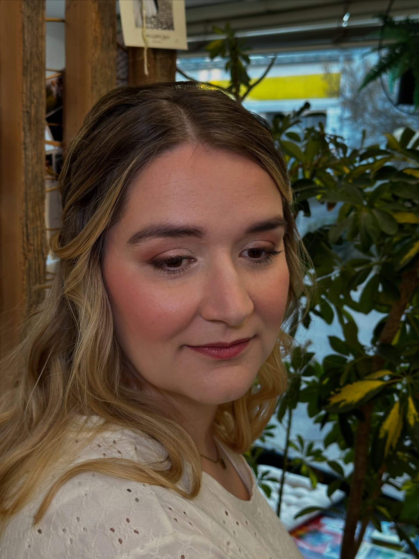 Kleine Schritte - große Wirkung ✨
Diese fünf Gewohnheiten lassen dich jung aussehen. 💗
1.💧Viel Wasser trinken – hydratisiert Haut & Körper
2.😴 Ausreichend Schlaf – natürliche Regeneration
3.🧴 Sonnenschutz täglich – schützt vor Hautalterung
4.🏃♀️ Bewegung & frische Luft – stärkt Zellen & Glow
5.💊 Kollagen einnehmen – unterstützt Hautelastizität
@deesse_cosmetics_partner
#collagenbeautybooster #beautytipps #bridegettingready #mariasfrisurenwerkstatt #brautstylingchiemgau #longevitylifestyle #beautysecrets