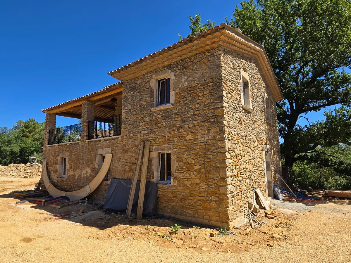 🏗️✨ Update von unserer Baustelle Le Pèze ✨🏗️
Wir freuen uns, euch wieder einmal ein paar Einblicke von Le Pèze zu zeigen!
🔹 Haus 1 ist im Innenausbau praktisch fertig – es fehlen nur noch die Möbel.
🔹 Haus 2 hat diese Woche sein Dach bekommen.
🔹 Und in Haus 3 entstand letzte Woche kein gewöhnlicher Keller, sondern ein beeindruckendes Gewölbe – echte Baukunst! Mit dabei wie schon im Frigoulet die Maurer rund um Jacky, unser Bikeguide Gris als Polier und natürlich Hansruedi mit seinen manchmal etwas verrückten Visionen 😉
Das neue Gewölbezimmer wird künftig als Seminar-, Yoga- oder Mehrzweckraum genutzt – ein Ort voller Möglichkeiten.
Ab Mai nächstes Jahr sind die Ferienhäuser buchbar – und die Nachfrage ist bereits jetzt riesig.
👉 Wenn du zu den ersten Gästen im Le Pèze gehören möchtest, melde dich am besten telefonisch bei uns.