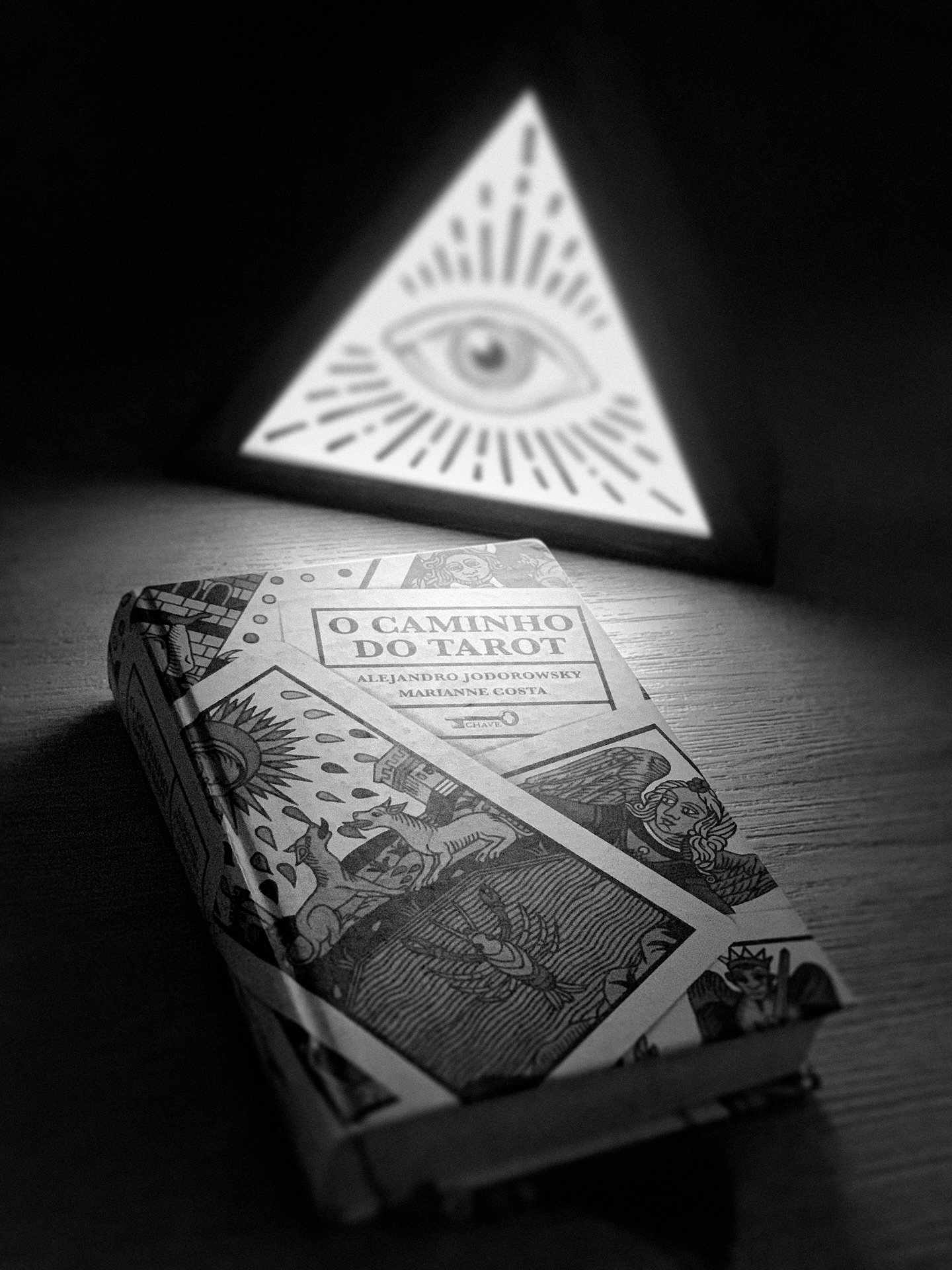 O Caminho do Tarot, Alejandro Jodorowsky (Ed. Chave, 2016)
O livro “O Caminho do Tarot”, de Alejandro Jodorowsky e sua filha Marianne Costa, transcende a leitura tradicional das cartas. Longe de ser um manual de adivinhação, a obra é um mergulho profundo no Tarot de Marselha como uma ferramenta de autocura e autoconhecimento. O fio condutor desse trabalho é a visão mística e terapêutica de Jodorowsky, que se reflete em toda a sua biografia.
Cineasta, escritor e criador da Psicomagia, Jodorowsky sempre usou a arte como um meio de transformação. A Psicomagia, sua abordagem terapêutica, propõe “atos” simbólicos para curar traumas e agir diretamente no inconsciente. Essa mesma lógica simbólica e curativa é a base de “O Caminho do Tarot”. Para ele, cada carta não é um destino, mas um espelho da nossa psique.
O livro é o resultado de uma longa pesquisa de Jodorowsky e Costa, que estudaram minuciosamente o Tarot de Marselha em suas versões históricas. A partir desse estudo, eles redesenharam e restauraram as cartas, buscando a essência original dos símbolos, das cores e das posturas, a fim de revelar a geometria sagrada e o simbolismo puro de cada arcano.
O foco terapêutico se manifesta na forma como os autores propõem a leitura das cartas. Em vez de prever o futuro, o Tarot é usado para dialogar com o inconsciente do consulente, revelando bloqueios, medos e potencialidades. Cada arcano maior e menor é analisado em sua dimensão psicológica e espiritual, funcionando como um guia para a jornada interior. Ao entender os arquétipos e as interações entre as cartas, a pessoa é convidada a olhar para si mesma de forma honesta, buscando a superação de seus desafios e a realização de sua plenitude.
“O Caminho do Tarot” não é apenas um livro sobre tarot. É uma extensão do universo místico de Jodorowsky, que convida o leitor a usar as lâminas como um mapa para a alma, onde cada virada de carta é um passo em direção à cura e à consciência.
#tarot #jodorowsky #alejandrojodorowsky #psicomagia #magia #ocultismo #marselle #esoterismo #despertar #encruzilhada #encruza