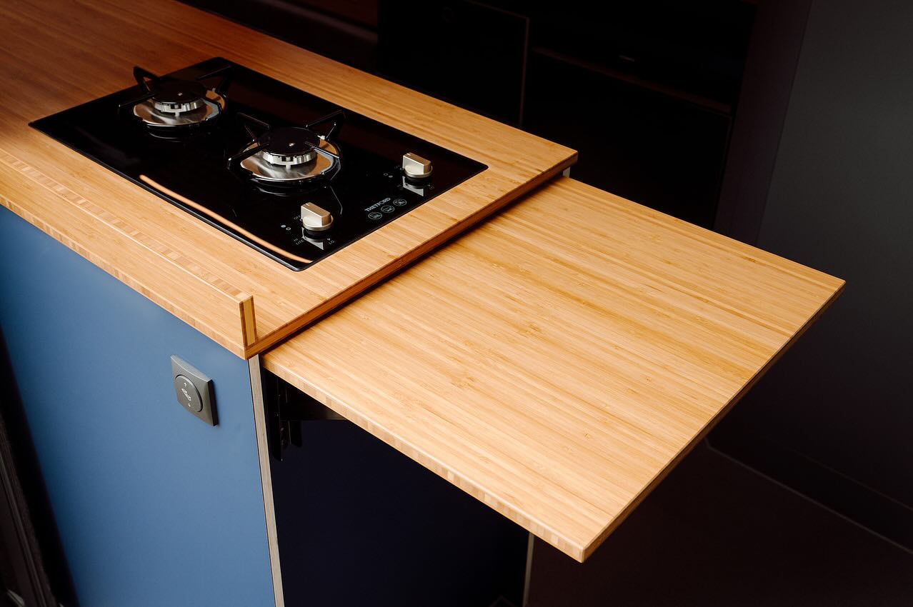 Ein Blick auf die kleinen Details, die den letzten Camper besonders machen. 🛠️✨
📷 @andographie
#campervan #details #wood #handmade #switzerland #vanlife #camperlife