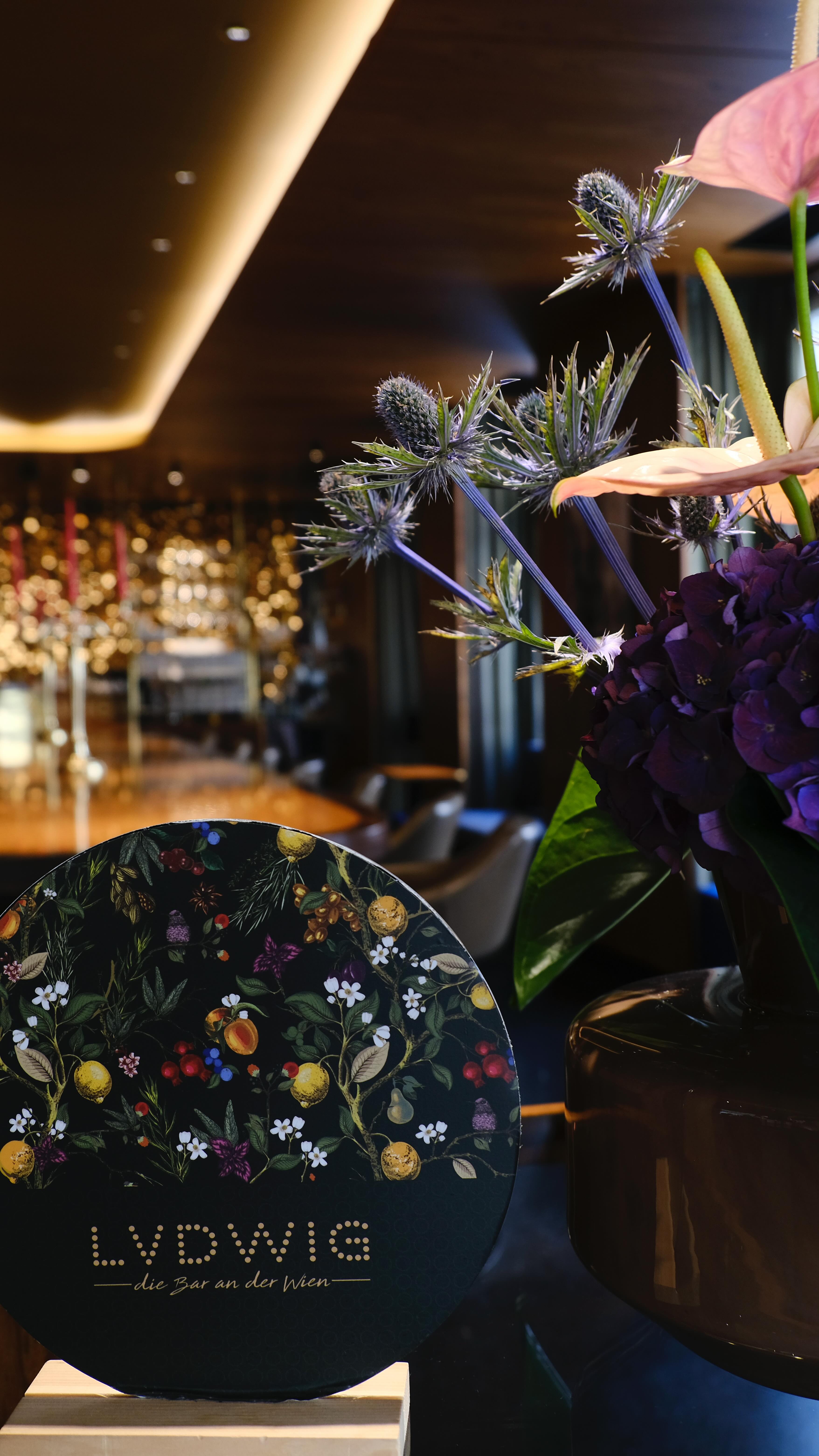 Happy Friday, ihr Lieben! ✨🖤
Wusstet ihr, dass sich im Hotel Beethoven @hotelbeethovenwien unsere LVDWIG Bar @lvdwig_bar versteckt? 🍸
Hier könnt ihr euch quer durch unsere Vienna in 6 Sips-Reihe probieren – sechs Cocktails, die Wiener Geschichte & Kultur ins Glas bringen:
🍸 Poeten-Espresso – den Kaffeehausliteraten gewidmet
🍸 Wiener Aufbruch – Hommage an die Secession
🍸 Die Unsterblich Geliebte – für Ludwig van Beethoven
🍸 Das Finale Grande – inspiriert vom Theater an der Wien
🍸 Der Loft & Loft Club – Liebe & Lust in Wien
🍸 Henri Lou – für die starken Frauen des Fin de Siècle
Und klar: Neben dieser Reihe haben wir noch viele andere Drinks, die auf euch warten. 🥰
Kommt vorbei – mit Übernachtung im Hotel oder einfach so in die Bar – und startet mit uns ins Wochenende! 🥂