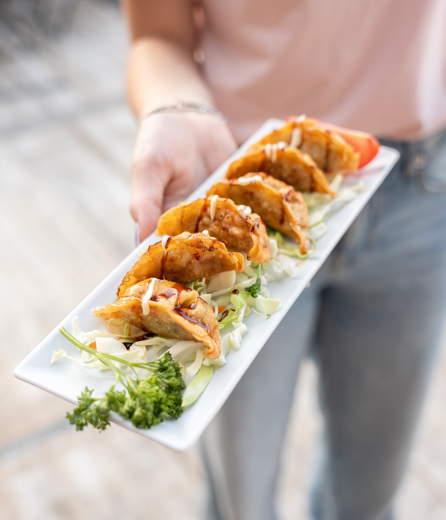 Wist je dat je dat je ook een hele week Asian street food in onze bar kan bestellen? Gyoza, loempiaโs, edamame, noodle soupโฆ Bekijk de menu op onze website of via de link in bio ๐คค
Heb jij het al geprobeerd?