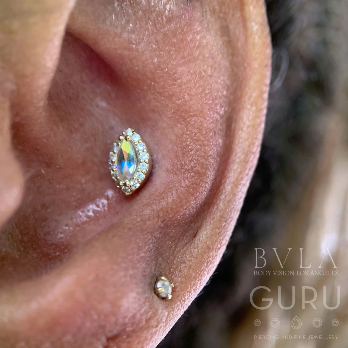 ✨ Fresh conch magic ✨
Some pieces are very difficult to photograph! But We had to share this amazing conch piercing we did with a stunning solid 14kt yellow gold Marquise Altura by @bvla , featuring a dazzling mercury mist topaz marquise cut CZ framed by sparkling white CZs.
Pure elegance, pure shine. 🌙💎
We still have some availability this weekend for piercings! Make sure you book your slot now to avoid disappointment! Link is in the bio! 📢
-
-
-
-
-
#bvla #bvlalove #gurupiercing #brightonpiercing #brightonlaines #conch #conchpiercing #goldpiercing #cartilagepiercing #earpiercing #piercing #piercings #ukapp #safepiercinguk #beautiful #fyp #fypシ #gemstones #ukpiercing #luxurypiercing #ukappmember
