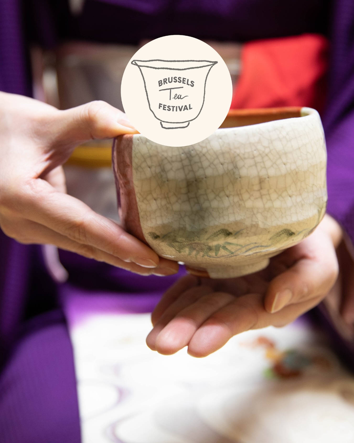 ✨ The Art of the Gesture ✨
📍 Brussels Tea Festival®
Serving tea is much more than pouring an infusion.
Each movement carries meaning, each cup becomes an extension of the hand that offers it.
In this balance of precision and delicacy lies the beauty of the ritual.
Just like Magritte, who looked beyond appearances, tea invites us to see beyond the cup.
🍵 Come and discover different tea rituals at the Brussels Tea Festival®.
🗓️ September 28, 2025
📍 Flagey – Brussels
🎟️ Tickets available via the link in bio
—
✨ L’art du geste ✨
📍 Brussels Tea Festival®
Offrir le thé, c’est bien plus que verser une infusion.
Chaque mouvement est porteur de sens, chaque tasse un prolongement de la main qui l’offre.
C’est dans cette simplicité, entre précision et délicatesse, que se révèle toute la beauté du rituel.
Comme Magritte, qui voyait au-delà des apparences, le thé nous invite à regarder plus loin que la tasse.
🍵 Venez découvrir différents rituels au Brussels Tea Festival®.
🗓️ 28 septembre 2025
📍 Flagey – Bruxelles
🎟️ Billetterie en ligne dans la bio
#BrusselsTeaFestival #CeciNestPasUnFestival #EspritMagritte #BTF2025 #ThisIsNotAFestival #MagritteSpirit #BTF2025 #flagey #brusselsteafestival®