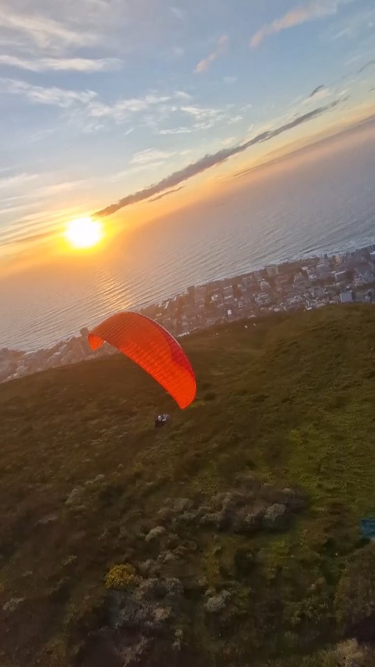 Highest chance of a sunset flights from Signal Hill is this time of the year.
@skysafarifly #skysafari #southafrica
#capetown
#paraglide #fly #tablemountain #seapoint #sunset #sunsetcapetown