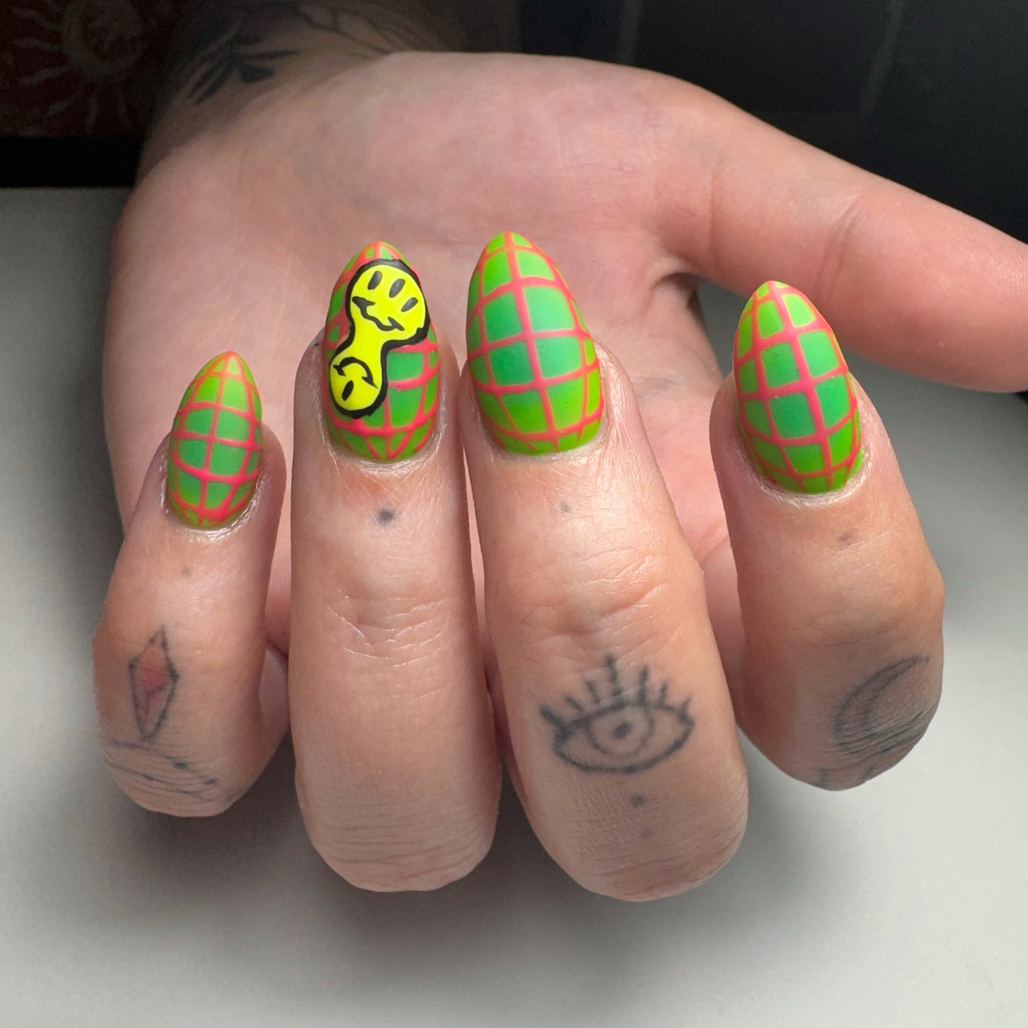 A fun trippy set 🤩
Prep @ericasata
Extensions @kokoistusa
Color @dndgel lizard state @kokoistusa flamingo pink, neon toy yellow, blackest black
Aura @functionofvex @mysticsnakenails collab palette
@emznailedit inspo for design