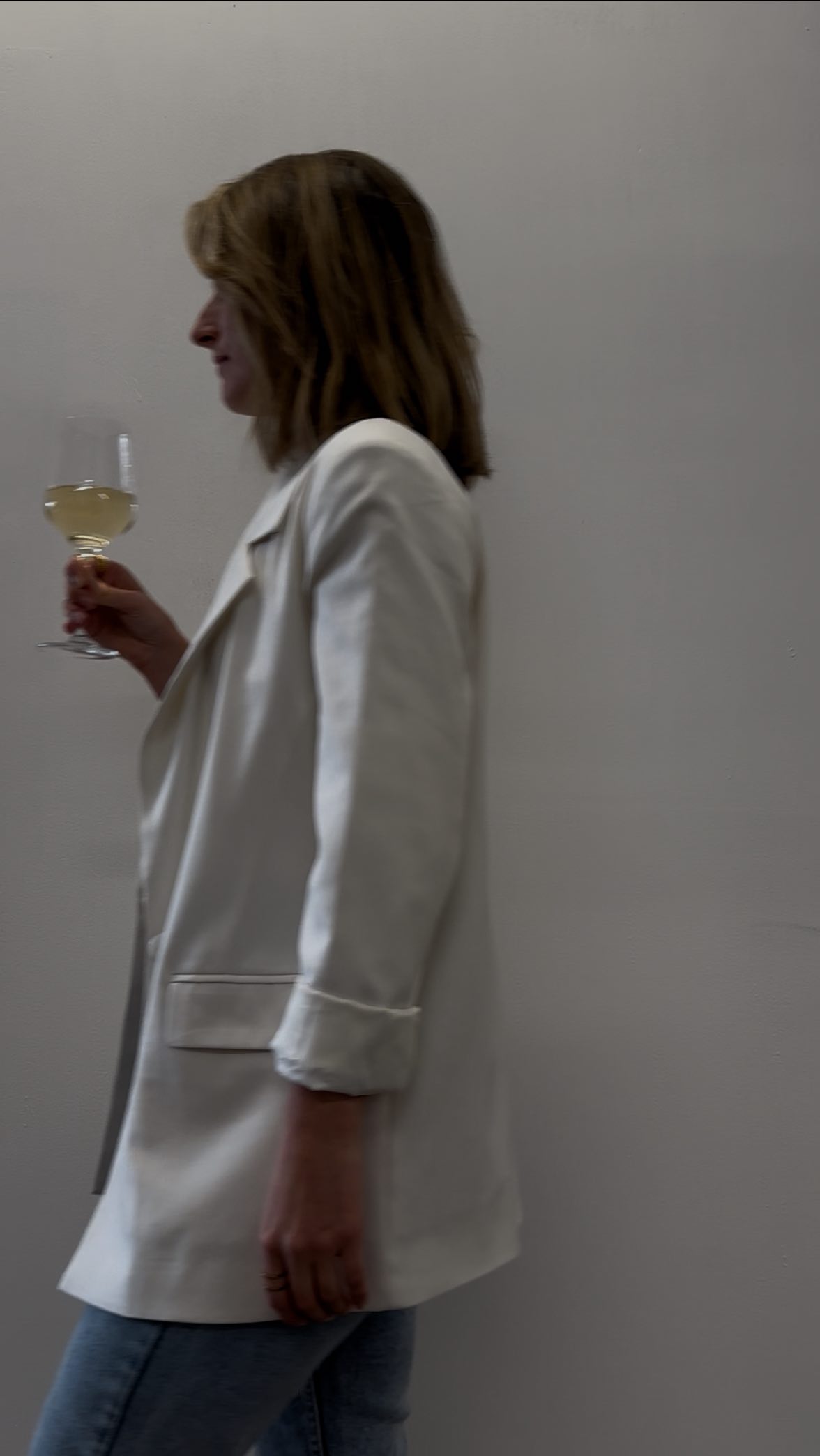 Nicht alles was man hört, stimmt - das ist die Wahrheit über Kollagen. ❤️
✨ Kollagen Facts ✨
•🧬 Wichtigstes Protein für Haut, Haare, Nägel & Gelenke
•⏳ Produktion sinkt ab ca. 25 Jahren → Haut verliert Spannkraft
•🥩 Kommt vor allem in tierischen Quellen vor (Fisch, Rind, Huhn)
•🥦 Körper kann’s auch selbst bilden → braucht aber Vit. C, Zink & Eiweiß
•💊 Pulver & Drinks können unterstützen – aber wirken nur mit gesunder Ernährung & Lifestyle
👉 Schlaf, Sonne meiden & Proteine essen sind genauso wichtig!
@deesse_cosmetics_partner
#Collagen #SkincareFacts #HealthySkin #GlowUp #Selfcare
#beautytruth #glowvoninnen
#brautstylingchiemgau #maria_frisurenwerkstatt #haarstyling #frisureninspiration #bridalmakeup #déessecosmetics