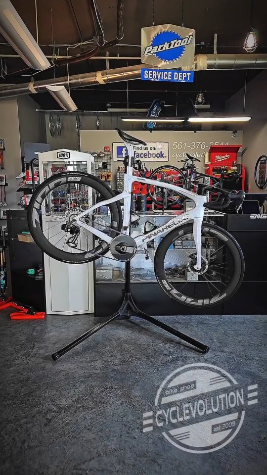 New Sram Force road group installed.
#pinarello #localbikeshop #supportlocalbusiness #SupportLocalBikeShops #sramforceaxs #pinarellodogma