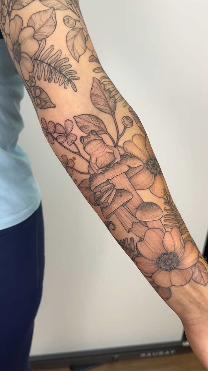 This sleeve includes a frog on mushrooms with a stack of book 📚 I love my job
….
#raleigh #raleighdurham #raleightattoo #raleighartist #nctattoo #nctattooer #tattoo