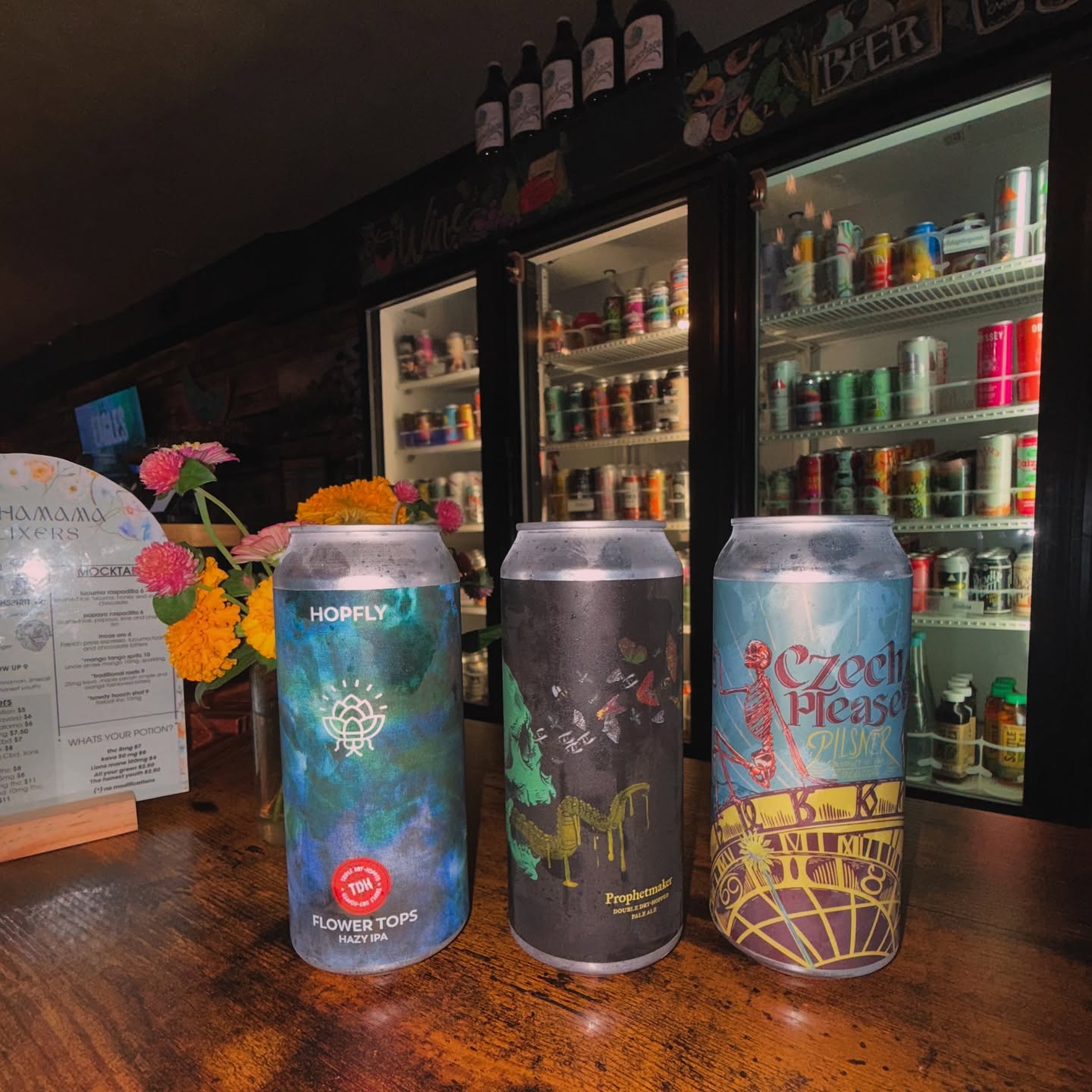 What you’ll find in Seth’s cooler this weekend:
1. Flower Tops @hopflybrewingco : A hazy IPA bursting with vibrant citrus and floral aromas. It’s like a garden in full bloom!
2. Prophetmaker Pale Ale @burialbeer : A tropical pale ale with flavors of mango, lychee, and a mix of juicy hops. Perfect for those who love a fruity kick!
3. Czech Please Pilsner @lennyboybrewingco : A light and crisp Pilsner, featuring floral and earthy hop notes. It’s easy to drink and perfect for any occasion!
Cheers to a flavorful weekend! 🍻