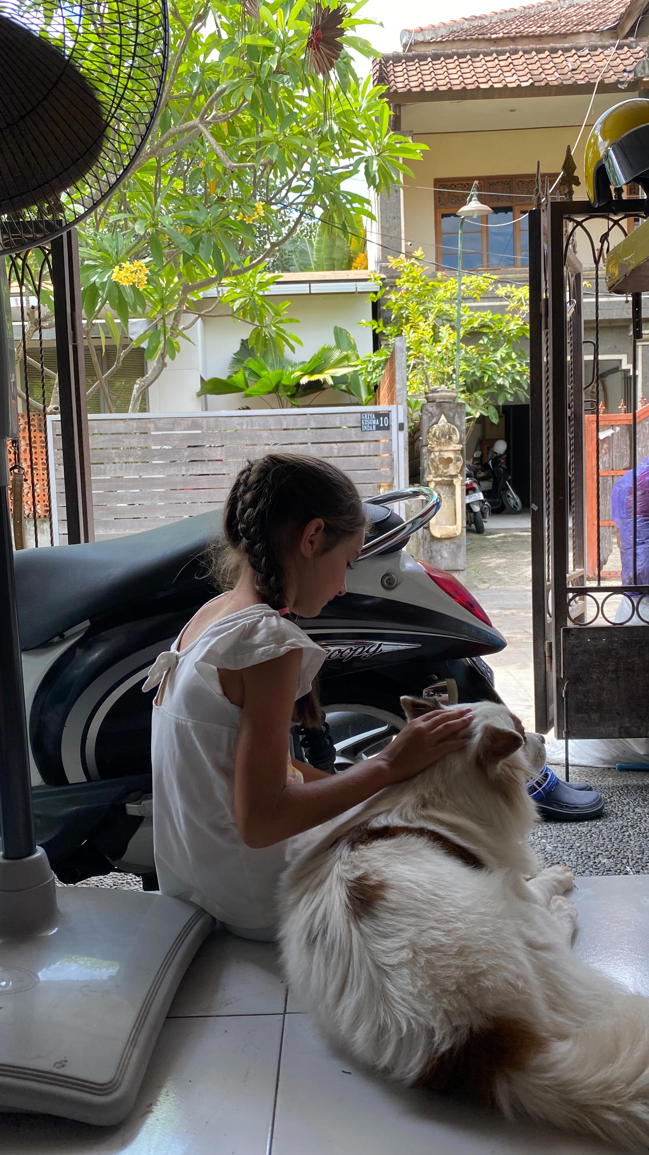 V malých dílnách na Bali, kde vzniká všechno naše oblečení, nejsme cizí. 💞Švadleny tam neleží na zemi vyčerpáním, ani nechodí na 20 hodinové směny. Když mají ceremony, popřejeme, ať si ji užijí. I když se tím naše objednávky dostanou třeba do skluzu. Víme, jak moc důležité pro ně jsou. Netlačíme, plyneme společně. 💞 Nemáme profi dílny s na milimetr přesnými digitálními zařízeními, šijeme obyčejně, ale rádi a s obrovským vděkem za stabilitu, kterou díky stálé práci máme. Oni tam i my tady.
Dnes žádný prodejní příspěvek. Dnes jen jedno veliké poděkování Vám, že jste nás našly, že u nás nakupujete a že tohle všechno je - ve dvou malých zemích, na opačných koncích planety - vůbec možné! 💫💞🙏🙏🙏