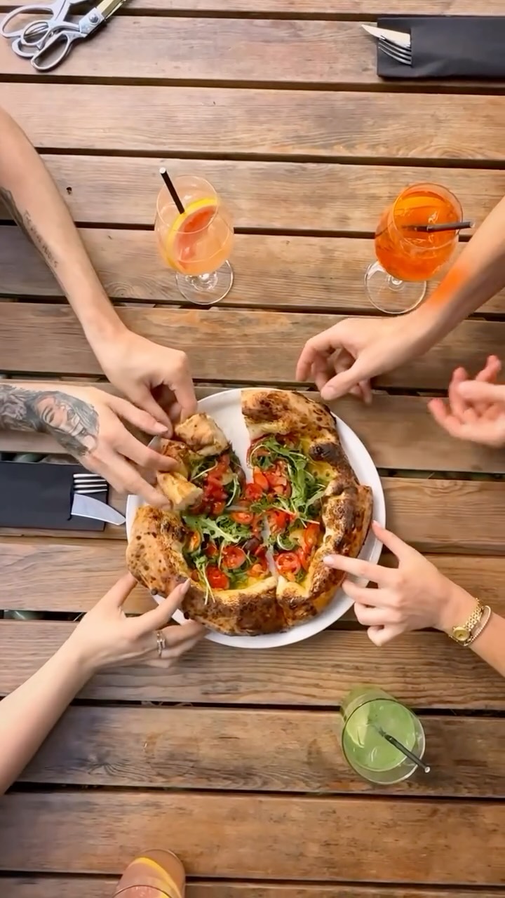 🍕 Pizza teilen? Nur mit den besten Amici!
Bei Nuva braucht ihr genug Pizza für alle – sonst geht das „Teilen“ schnell in „Streit ums letzte Stück“ über 😆. Also: Freunde schnappen, Pizza bestellen, Aperol in die Hand – und gemeinsam genießen wie echte Bella-Italia-Profis! 🇮🇹✨
#NuvaPizza #BesteAmici #DolceVita #PizzaFürAlle #SpritzUndPizza #NuvaMomente