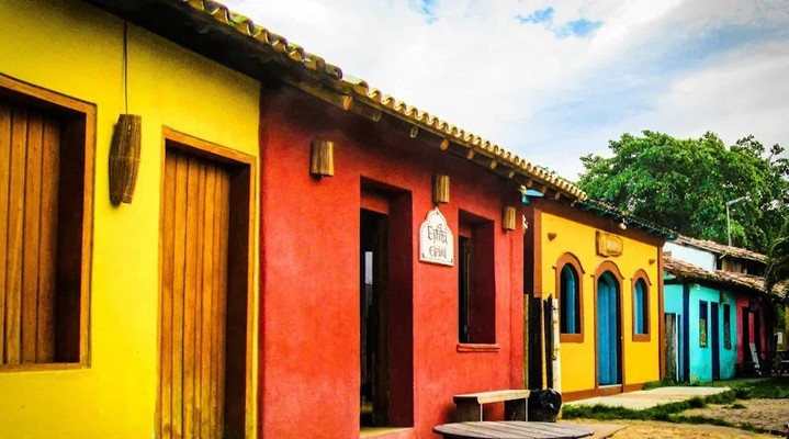 Caraíva: onde o tempo perde o passo. 🌊🏖️ Venha descobrir esse refúgio perfeito entre o rio e o mar! A tranquilidade e a beleza natural esperam por você. Link in Bio #Caraíva #Bahia #Turismo