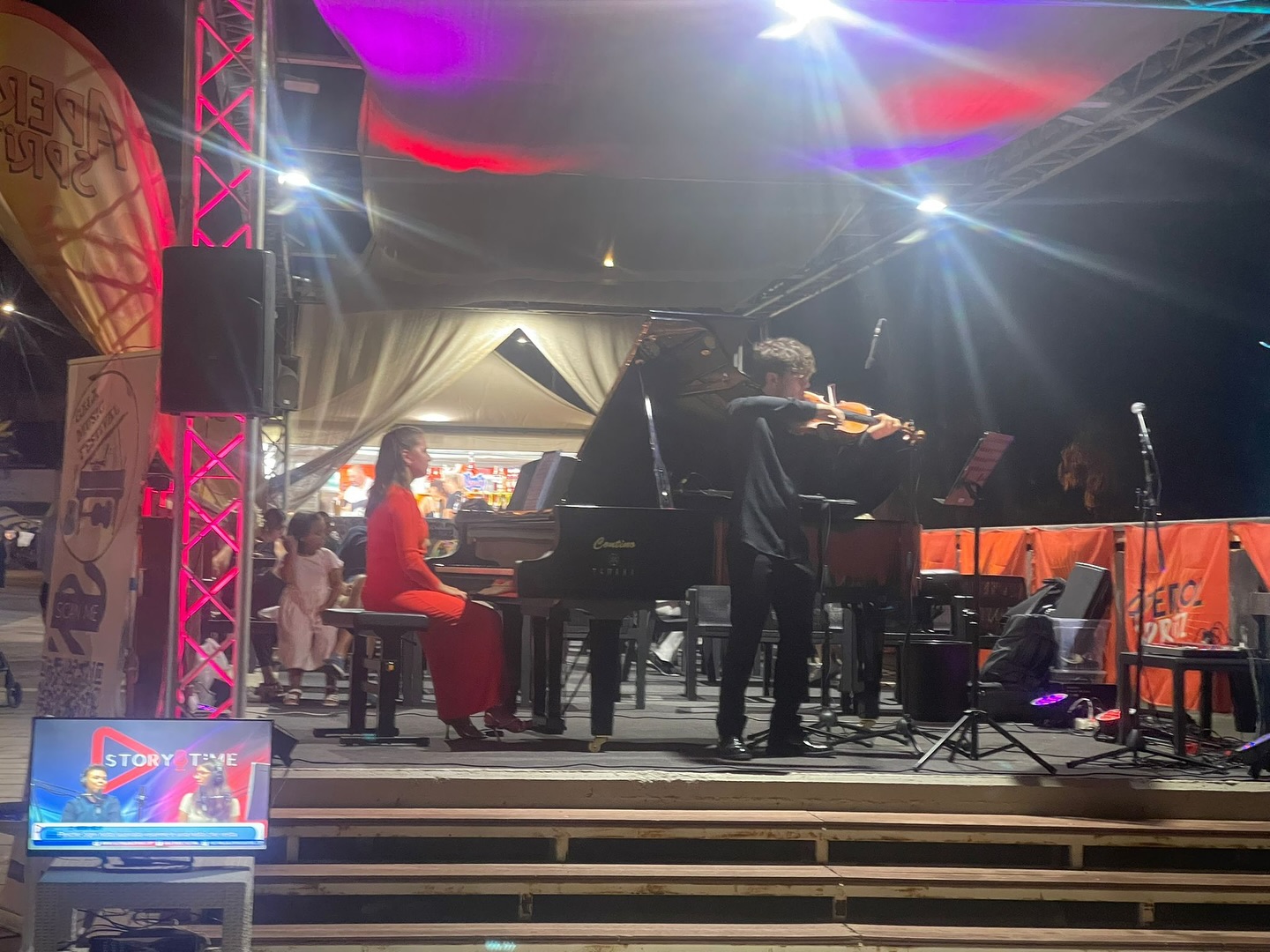 Grande successo nel secondo appuntamento del “SCOGLITTI IN MUSICA” ⭐️
Il 14 agosto, sul suggestivo lungomare di Scoglitti, il pubblico ha vissuto una serata indimenticabile all’insegna della grande musica.
Protagonisti della serata:
• Ekaterina Chebotareva @pianokate_, pianista
• Pietro Benedetto Pistone @flaviopistone, violino
*Veronika Andreichenko, soprano
Un’atmosfera magica, resa unica dal tramonto sul mare e dal calore del pubblico, ha accolto un repertorio che ha emozionato e incantato i presenti. 🌊
Un sentito ringraziamento al Comune di Vittoria per il patrocinio e al Sindaco Francesco Aiello @francescoaiello_sindaco per la sua vicinanza e sostegno. Un grazie speciale anche a CL Eventi @cleventipalermo @ilocascio per il prezioso supporto tecnico che ha reso possibile la realizzazione di questa splendida serata.
Presentazione: Diego Melfi
Direzione: Diego Melfi, Ekaterina Chebotareva
Grazie al pubblico per aver condiviso con noi questo momento di cultura e bellezza: la musica a Scoglitti ha trovato ancora una volta la sua cornice ideale.
#scoglittiinmusica #galamusicfestival #musicasottolestelle #concertoclassico #musicalive #estateinsicilia #eventisicilia #vittoria #scoglitti #arteinmusica #pianoforte #violino #ekaterinachebotareva #flaviopistone #culturainsicilia #musicanelcuore #spettacolodalvivo