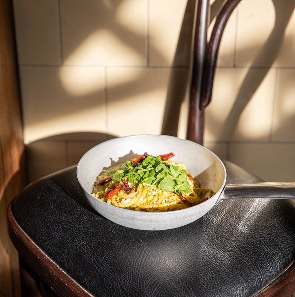 Pesto di Pistacchi e Rucola. Classic linguine with rucola, pistachio pesto, stracciatella and crunchy guanciale. It’s fresh, it’s rich and somehow still disappears in under ten minutes.
.
.
.
#linguinitrattoria #italianrestaurantamsterdam #foodieinamsterdam #amsterdamdining #italiandinneramsterdam #foodies #instafood #amsterdam #food