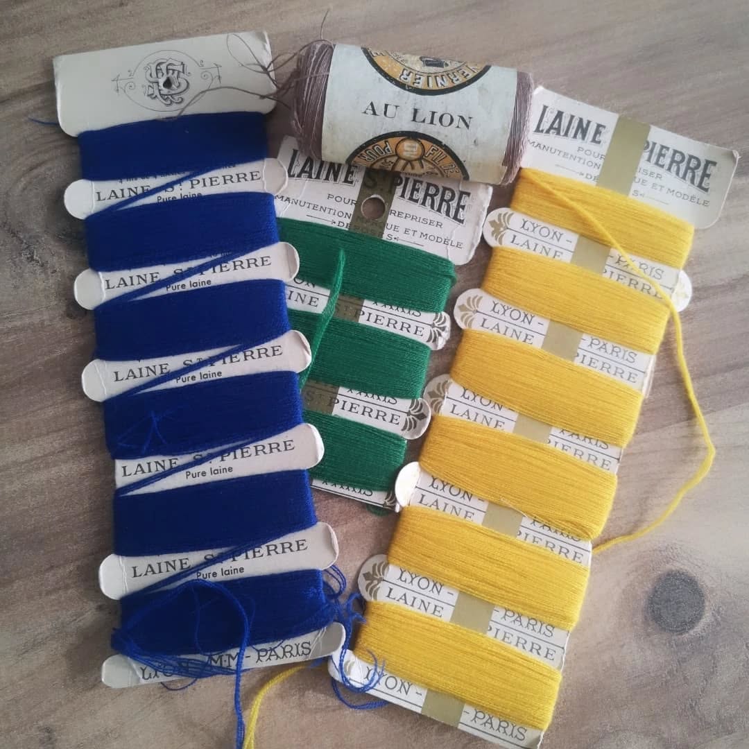 Qu'est ce qu'on ramène de vacances cette année hormis la certitude d'avoir énormément de chance ?
Quelques bouts de laine glanés au vide greniers d'un joli village traversé
Un premier essai (raté) d'aquarelle et quelques laisses de mer en plastoc ...
Une règle à crevette (ça peut toujours servir)
Des essais de broderie Glazig pour un projet que je devrai vite annoncer !
Ma mousse qui prend forme 😊
Et surtout mille souvenirs avec @koimagueule34. Rien de mieux que le voyage à vélo pour tout oublier.
Ressourcée et plein d'idées en tête !! A bientôt !!
#été2025 #voyageàvélo #slowstiching #slowtoutcourt #pastropvitepastroploin #voyagerresponsable #glaneraufildelaroute #ateliercréatif #artistetextile #artistemontpellier