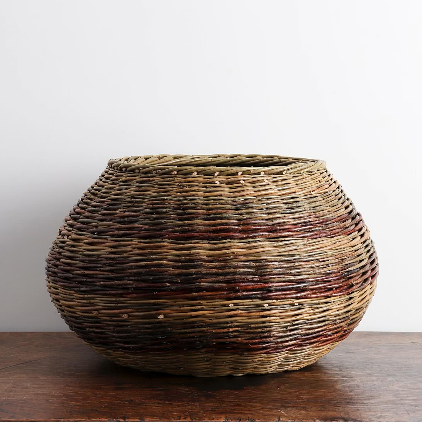 A large colourful storage basket woven with the purple and red tones of Brittany Green along with the fresh green tones of Dicky Meadows willow.
54cm (W) x 31cm (H)
Available through our online shop 🌿