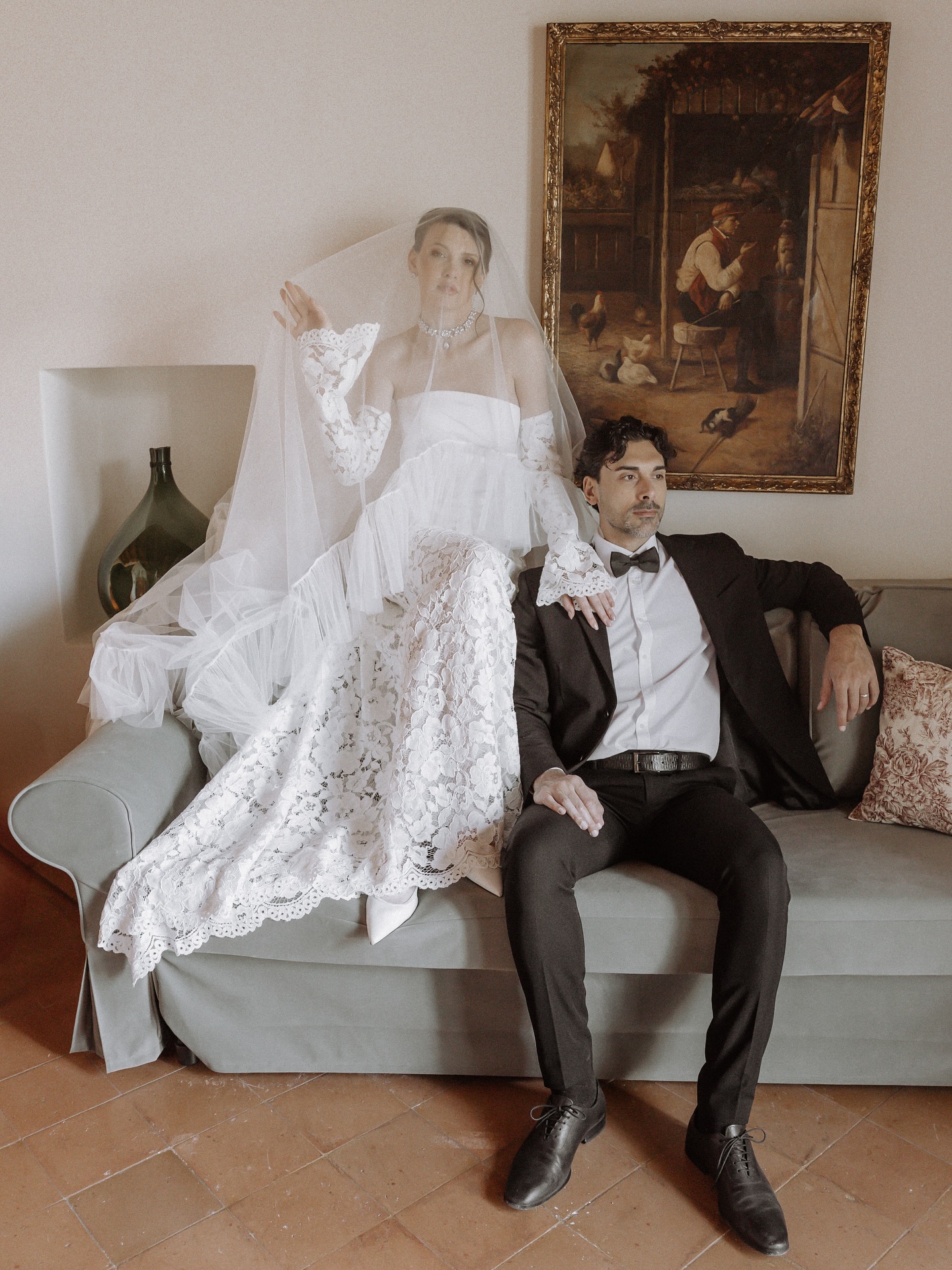 ✨ Destination Weddings – zeitlose Eleganz trifft auf moderne Romantik ✨
Für mich bedeutet eine Hochzeit im Ausland mehr als nur eine besondere Location. Es geht darum, Momente einzufangen, die den Charakter des Ortes und die Geschichte des Paares widerspiegeln.
Wie hier: Ein stiller Augenblick inmitten des Trubels. Nostalgie, Kunst und Liebe vereinen sich in einer Szenerie, die wie ein Gemälde wirkt – und doch so echt und greifbar ist.
Ich liebe es, eure Geschichte nicht nur in euren Gesten und Emotionen, sondern auch in der Atmosphäre rundherum sichtbar zu machen. Jeder Ort erzählt eine eigene Geschichte – und gemeinsam erschaffen wir Bilder, die euch ein Leben lang begleiten.
Ob eine Hochzeit in Italien, Frankreich oder einer verborgenen Villa irgendwo in Europa – ich halte für euch die Magie dieser Momente fest.
🤍 Destination Weddings – für Paare, die Eleganz, Authentizität und Kunst in Bildern suchen.
LAKE GARDA RETREAT
by @rebeccawriedenphotography
@alanasweddings
@olgaweissbecker_stylist
@modeatelierfuchs
@milan_model_couple
@blattgoldmanufaktur
#destinationwedding #destinationweddingphotographer #europewedding #italywedding #frenchwedding #tuscanywedding #weddingabroad #luxurywedding #exclusivewedding #destinationbride