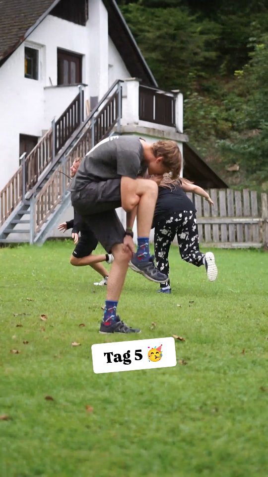 Fest stehen im Alltag, noch mehr Games (schon mal Flamingo-Fangen gespielt?), heiße Fragen für den heißen Stuhl und Movie-Night, inklusive late night Sardinen-Versteckspiel 💪