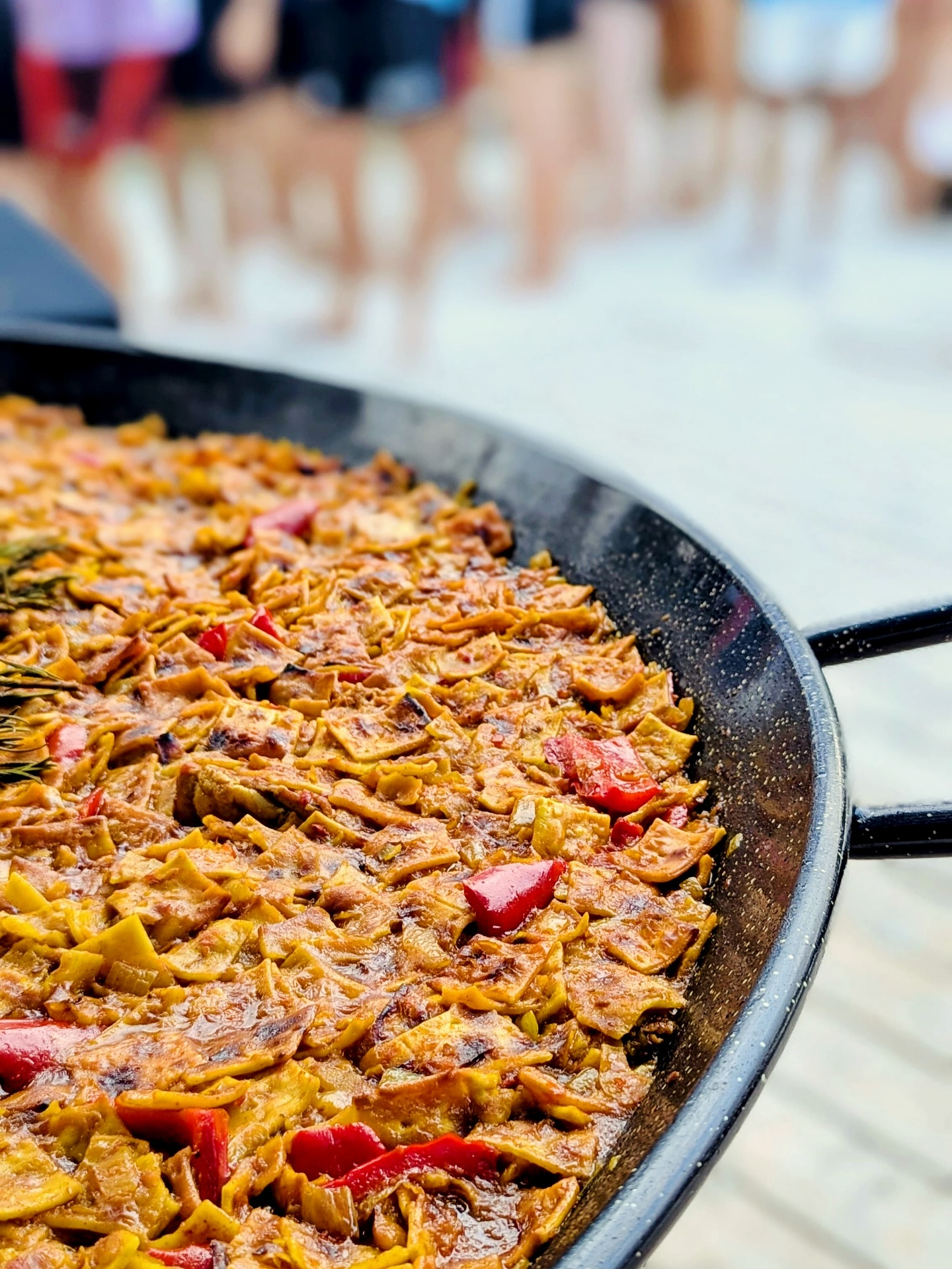 🥘 Le Gazpacho Manchego en action !
Cette semaine, direction le @montpellier_beach_volley pour les stages jeunes du @lvfcamp …
Au menu : notre fameux Gazpacho Manchego, cuisiné dans une ambiance sportive et conviviale 🏐
👉 Vous connaissiez ce plat typique de La Mancha ?
#gazpachomanchego #cuisinespagnole #traiteurmontpellier #montpellierbeachvolley #paella #traiteurévénementiel #montpellier #montpellierfood