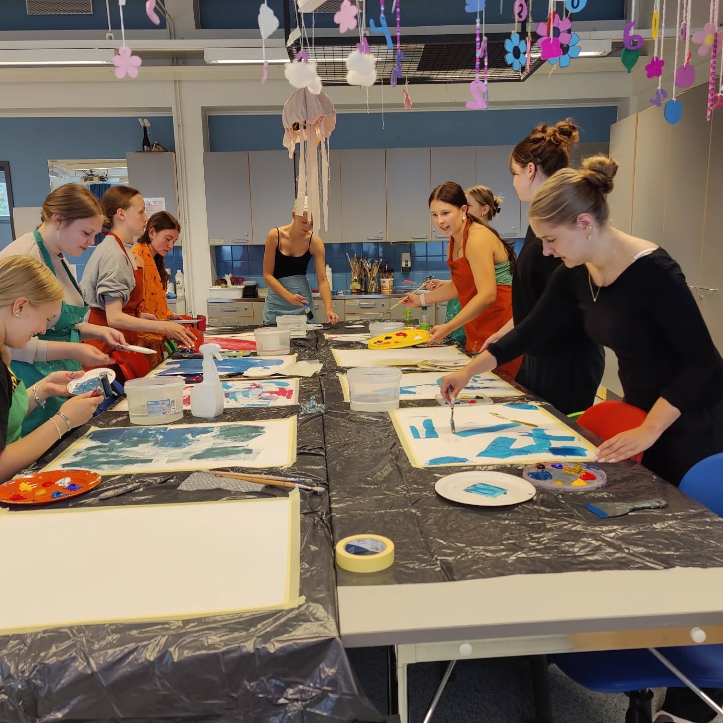 Annastiina Virmavirta oli pitämässä työpajaa kuvataiteen maalauskurssilaisille. Ennen työpajaa kurssilaiset pääsivät tutustumaan Annastiinan näyttelyyn pääkirjastolla. Myös ensimmäisen vuoden opiskelijat pääsivät vierailemaan näyttelyssä. 👩🎨🖌