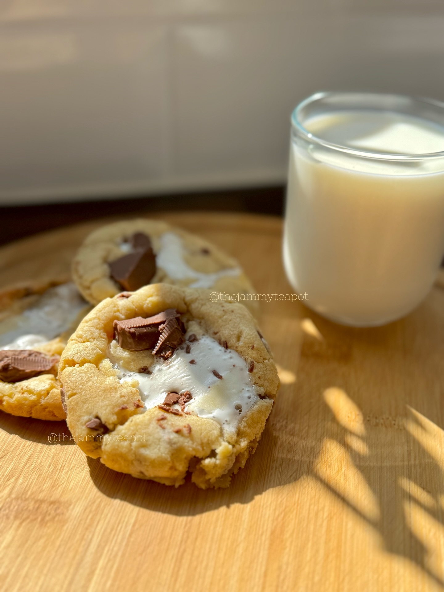The recipe for my s’mores cookies is now available on my blog! 🍪
Why not have a try at making them yourself this weekend?
#baking #cookies #smores #recipe #bakingblog #recipeideas #cookie