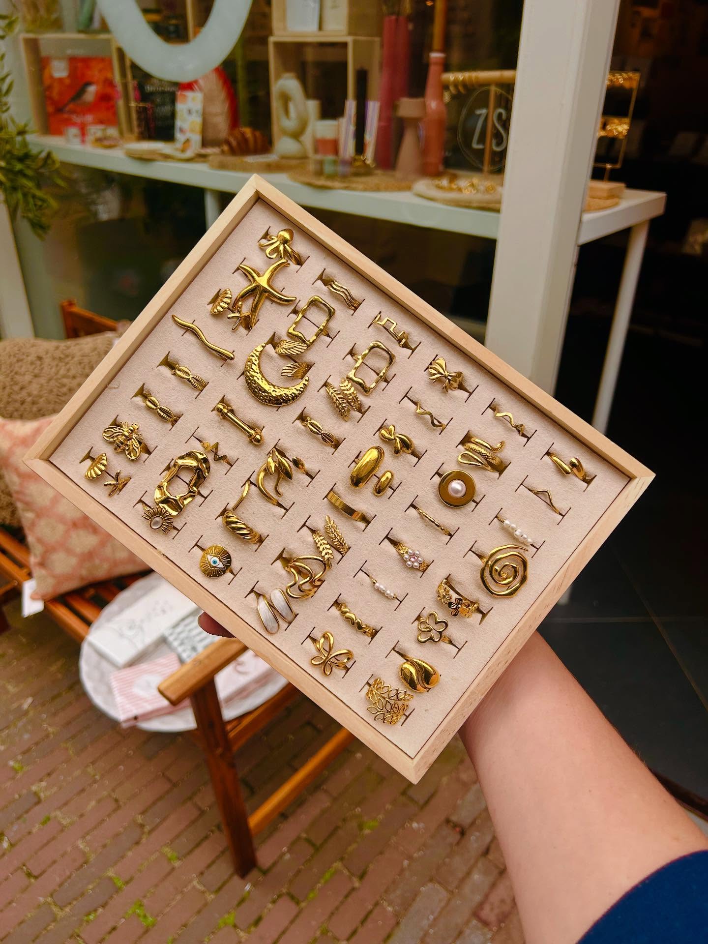 Jullie storten je de afgelopen weken al goed op onze nieuwe ringen ;) En logisch ook: gemaakt van stainless steel en daarna in een 14k goudbadje gedipt. Verkleurt niet & hypoallereen. € 22 per stuk. Van hetzelfde materiaal hebben we ook nog onwijs leuke kettingen en oorbellen! 💍
#conceptstore #jewelry #haarlemshopping #ring #gift