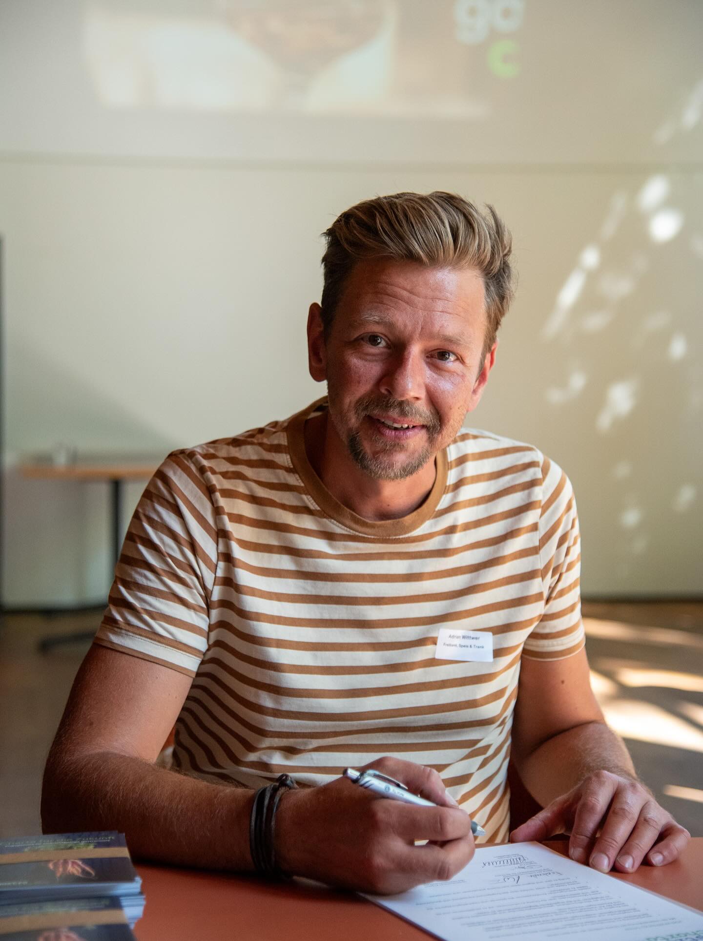 Gastro-Charta🌱
Letzten Montag haben wir die «Charta für die Zukunft» unterzeichnet und engagieren uns damit zusammen mit zahlreichen Berner Gastronomiebetrieben für ein klimafreundliches, gesundheitsförderndes und genussvolles Angebot in der Gastronomie🌎🌱🍽️
Werte die seit vielen Jahren in unserer Philosophie & Konzept eine zentrale Rolle spielen!🙌
Die Gastro Charta wurde von der Initiative @healthy3.ch initiiert und in Zusammenarbeit mit dem Amt für Umweltschutz der @stadtbern dem Verband GastroStadtBern und dem Ernährungsforum Bern lanciert💪!
➡️Gastro Charta unterzeichnen: www.gastro-charta.ch/unterzeichnen
#freibankbern
#wankdorfcity
#gastrocharta
#nachhaltigegastronomie
#healthy3.ch
#eatlocal
#drinklocal