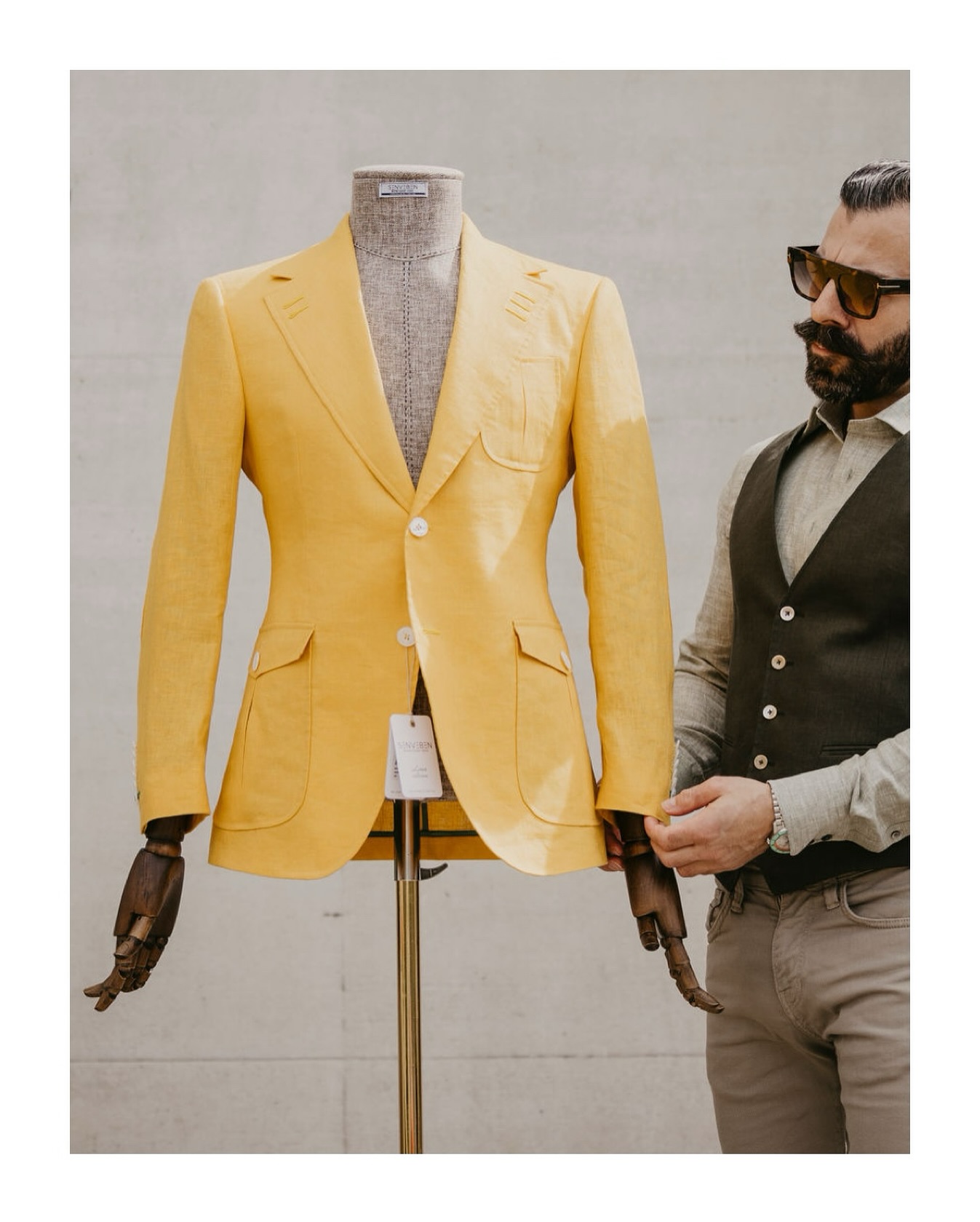 A jacket is not created for the moment.
It is created for permanence.
SENVEBEN Linen Collection.