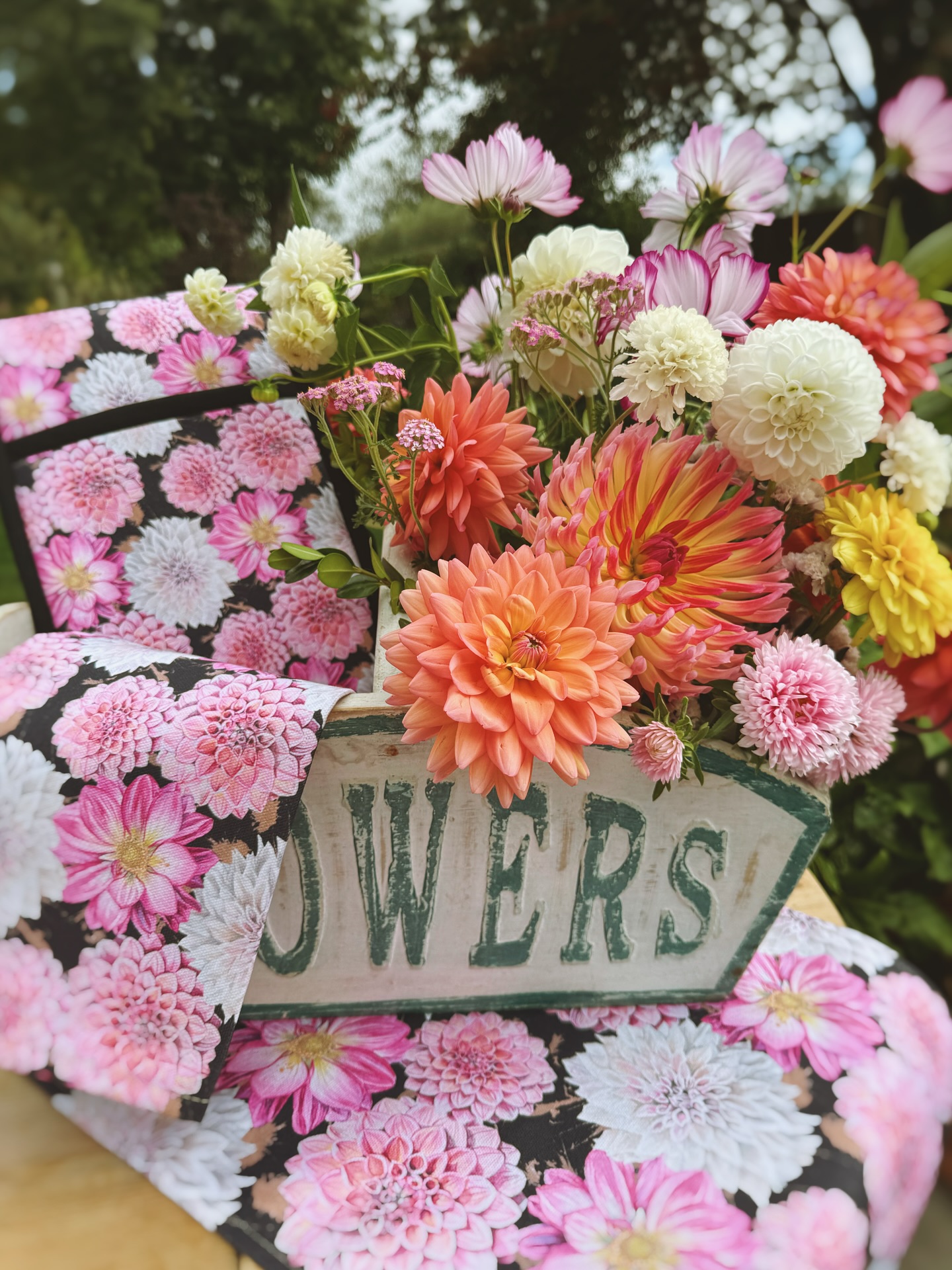 Living in the same Norfolk village with a shared passion for local wildlife, country living, the pure joy that dahlias bring us both it only seems right we should get together!
Add @blackhallbarndesign to your home for quality Norfolk inspired wares including table runners, tea towels, aprons & the most beautiful artwork. I certainly am!
#norfolkartist #countryliving #florist #smallbusiness #norfolkbusiness #supportlocal #shoplocal #artist #dahlia #summerflowers #independentartist #sustainability #britishfloral #floraldesign #cottagegarden #countryliving #homewares #gift #flowers #community #carletonrode #southnorfolk