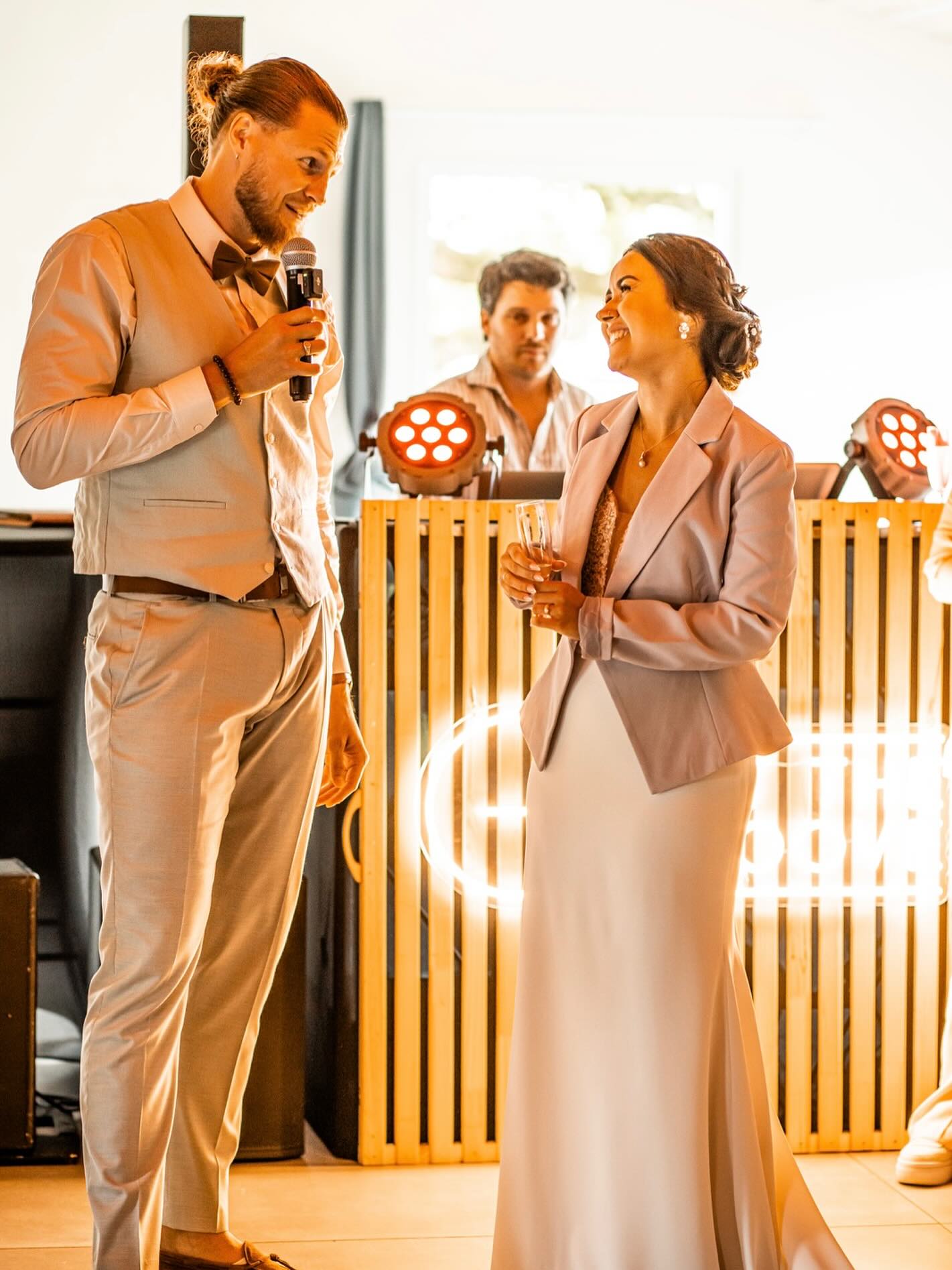 ✨ Quel privilège d’accompagner les mariés lors du plus beau jour de leur vie ✨
Chaque sourire, chaque danse, chaque moment partagé… je fais de mon mieux pour que cette journée reste gravée dans leurs mémoires à jamais 🥂🎶.
Merci à tous les couples qui me font confiance pour transformer leur mariage en fête inoubliable ❤️
📷 @les_cliches_dalison
#WeddingDJ #Mariage #WeddingDay #DJLife #UnJourUnique