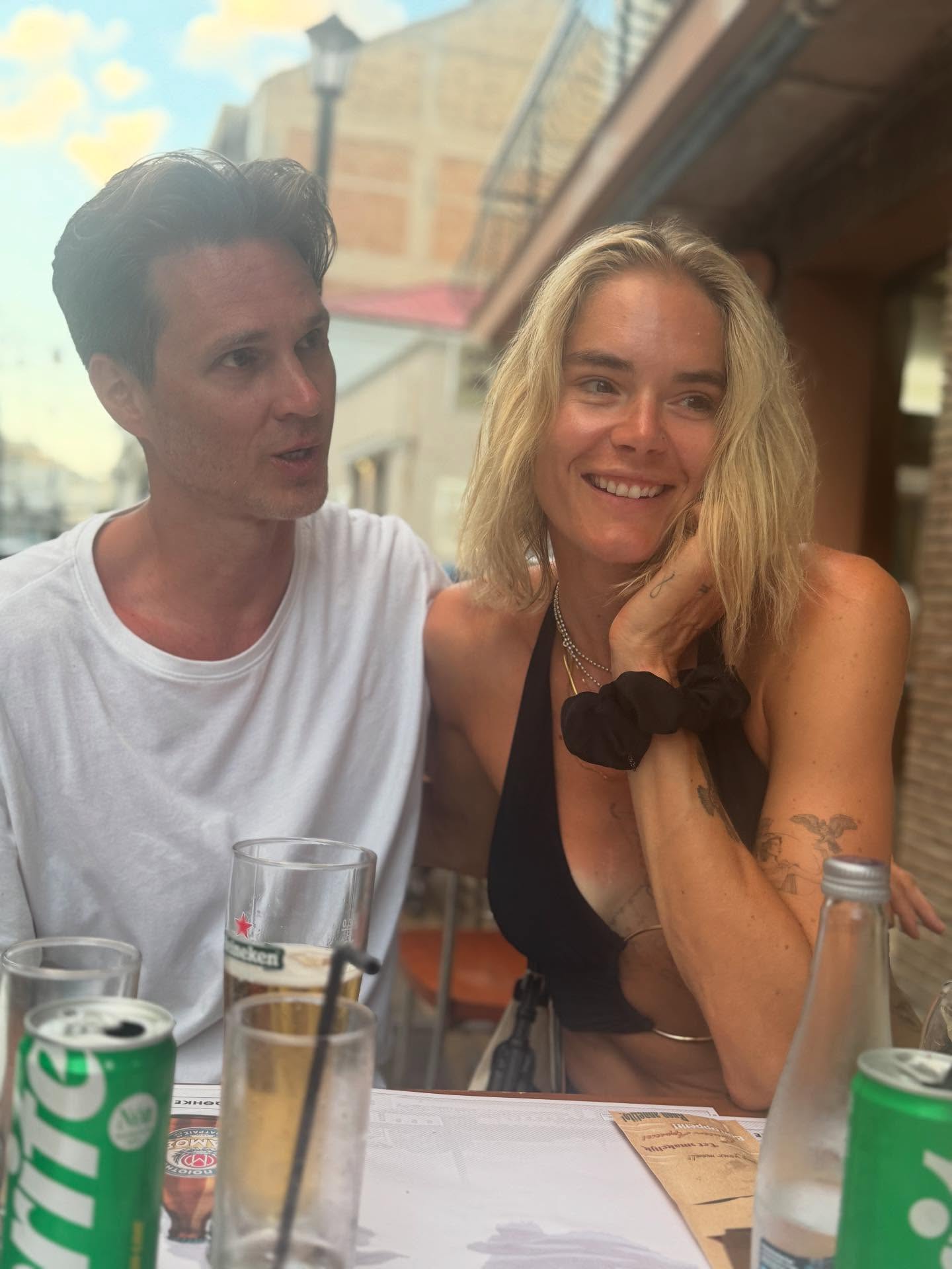 MitĂ€s jos kohtelisimme kumppania kuin parasta ystĂ€vÀÀ? đHarva pyörittelee silmiĂ€, mököttÀÀ tai nalkuttaa ystĂ€vĂ€lleen toistuvasti. Saati, ettĂ€ arvostelisi toisen ulkonĂ€köÀ, leffamakua tai syömisiĂ€. Huutaminen, piikittely ja solvaaminen, ei missÀÀn nimessĂ€ meistĂ€ kuulu ystĂ€vyyteen. Tai uskotko, ettĂ€ voisit viettÀÀ ystĂ€vĂ€si kanssa aikaa mutta lopettaa puhumisen ja rĂ€plĂ€illĂ€ vain puhelintasi? đ±đ
Sen sijaan me hymyilemme, kun nĂ€emme ystĂ€vĂ€n. đHalaamme tai paiskaamme ylĂ€vitoset, nauramme herkĂ€sti, kysymme kuulumisia, kuuntelemme, fiilistelemme kiinnostavia juttuja, tanssimme aamuun, suunnittelemme hauskoja reissuja, muistelemme parhaita hetkiĂ€ ja itkemme toistemme olkapĂ€itĂ€ vasten. Osoitamme, ettĂ€ vĂ€litĂ€mme ja olemme paikalla kun ystĂ€vĂ€ meitĂ€ tarvitsee, jopa silloin kun sanat loppuvat kesken. đ
YstĂ€vyyssuhteita on erilaisia niin kuin parisuhteitakin. Mutta lopulta ihan kaikenlaiset ihmissuhteet kukoistavat ja syvenevĂ€t arvostuksesta ja kunnioituksesta, mitĂ€ osoitamme sanoin ja teoin toisiamme kohtaan. â€ïž Jos haluat saada rakkauden tĂ€ytteisen parisuhteen âĄïž Kanna vastuu itsestĂ€si, opettele olemaan rehellinen itsellesi ja rakkaallesi, treenaa puhumista ja kuuntelua ja harjoittele rakastamaan turvallisesti, jos se on vielĂ€ vaikeaa. Tyytyminen on helppoa. Voit kuitenkin valita ihmisenĂ€ kasvamisen, kaikki on sinusta kiinni. â€ïž
Minusta rakkaus ja toimiva parisuhde tai avoinssuhde on kaiken sen työn arvoinen. â€ïž
âŁïžâŁïž Erinomaisen rakkauden työkalupakin sisĂ€ltĂ€vĂ€ Parisuhde Bootcamp -verkkokurssini kamppis pÀÀttyy huomenna su 24.8.2025. Nyt saat sen vielĂ€ hintaan 49,50⏠(norm.99âŹ) sekĂ€ terapiaedun kaupan pÀÀlle.âŁïžâŁïž
#ystÀvyys #parisuhde #avoinssuhde #ihmissuhde #rakkaus