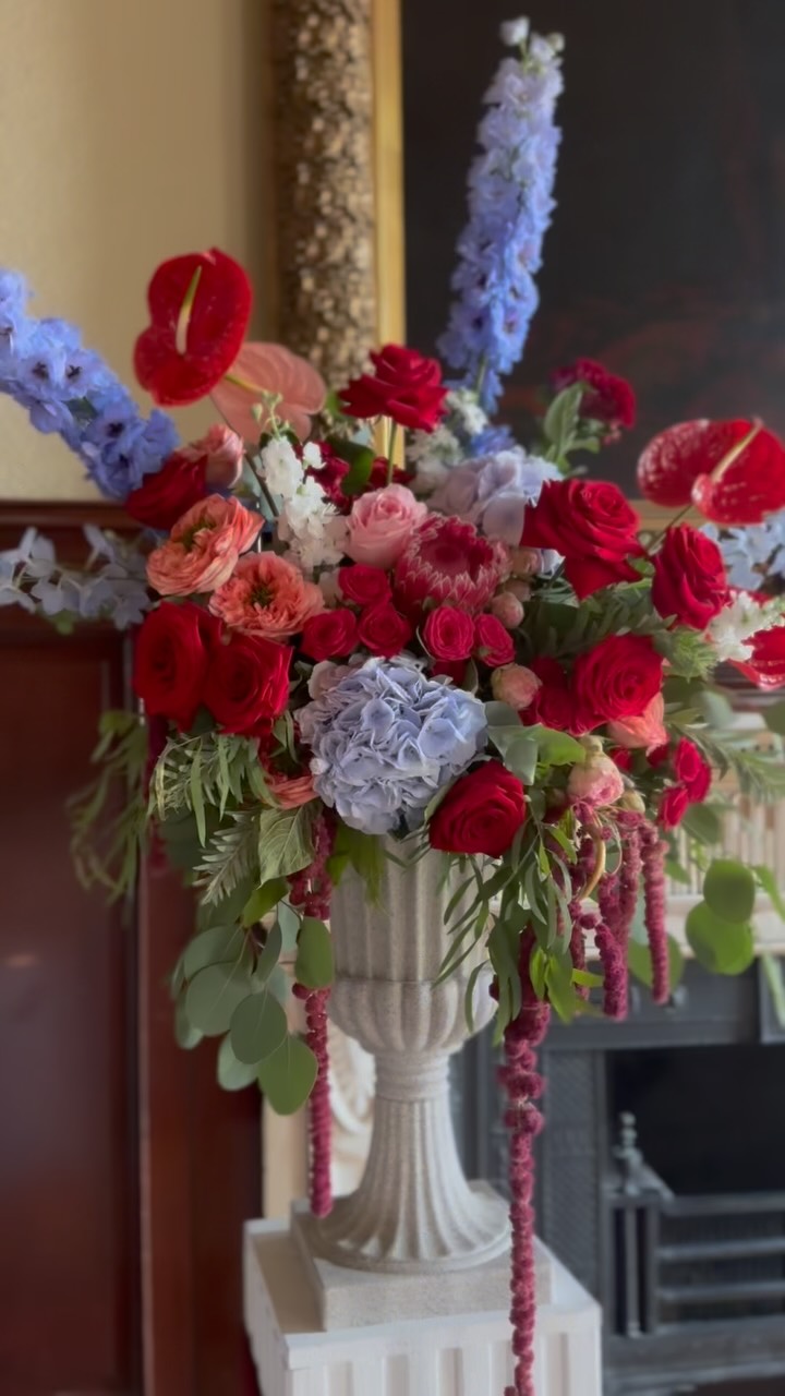 Bows. BUT HUGE!
These podium florals brought all the drama to this couples ceremony! We added huge velvet bows to our classic flower podiums to add an extra drop of personality.
Lots of colour, lots of blooms and a whole lotta love
The Duchess 💋