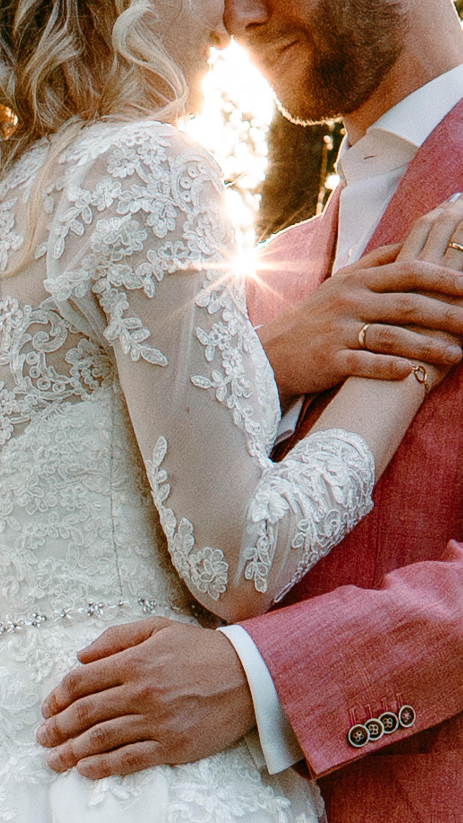 Before en after!
Zoals je kunt zien zijn de foto's absoluut niet klik en klaar. Nadat ik thuis kom van een shoot of bruiloft gaan er nog uren vol aandacht en liefde in de foto's voordat ze jullie kant op komen.
Ik ben gek op kleur en warmte, dat probeer ik dus in alle foto's toe te voegen terwijl ik zo dicht mogelijk bij de realiteit probeer te blijven.
Reageer met een hartje 💜 als je meer van dit soort reels wil zien!